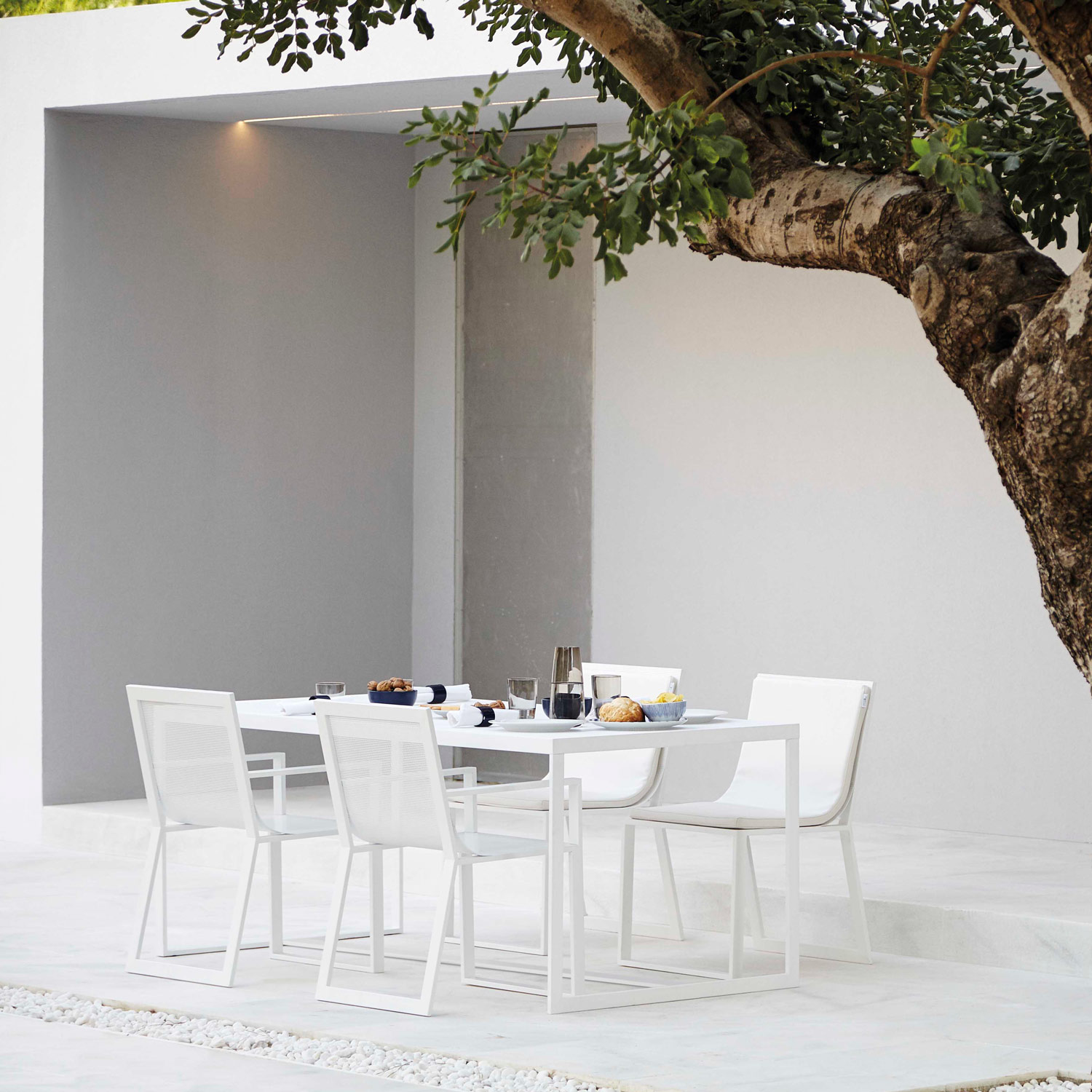 Blau luksus design møbler med hvide stole og spisebord fra Gitz Design og Gandia Blasco