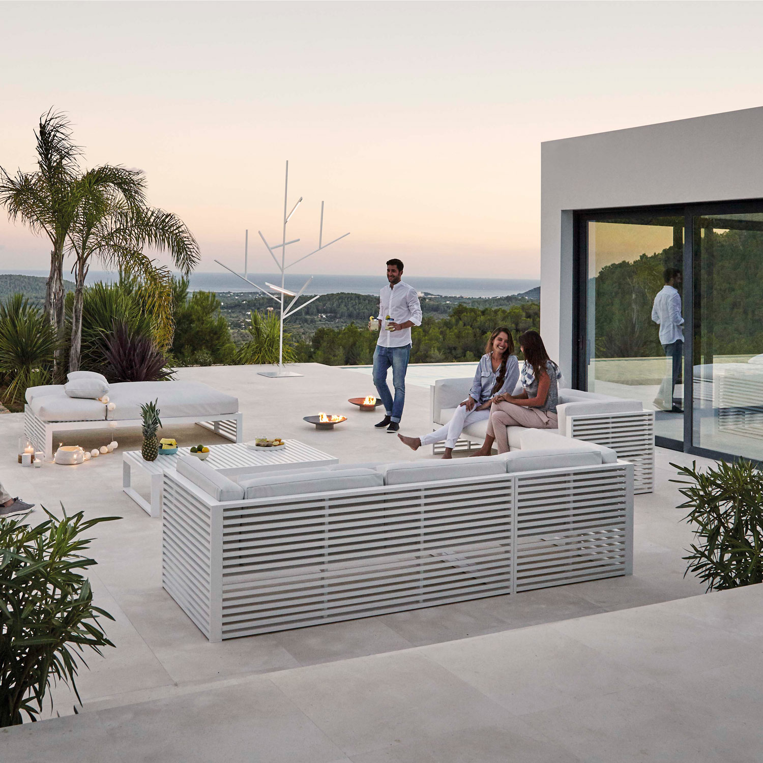 DNA luksuriøse møbler er perfekte til at nyde solnedgangen på terrassen fra Gitz Design og Gandia Blasco
