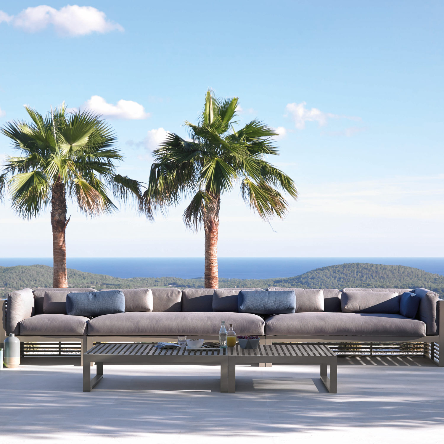 DNA luksuriøse møbler lakeret i sand til loungeområde med udsigt fra Gitz Design og Gandia Blasco