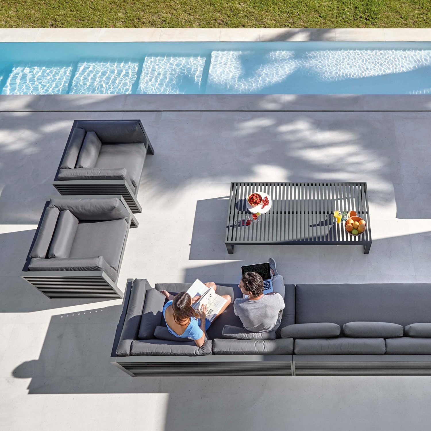 DNA luksuriøse møbler indrettet på terrassen med sofa og lænestol fra Gitz Design og Gandia Blasco