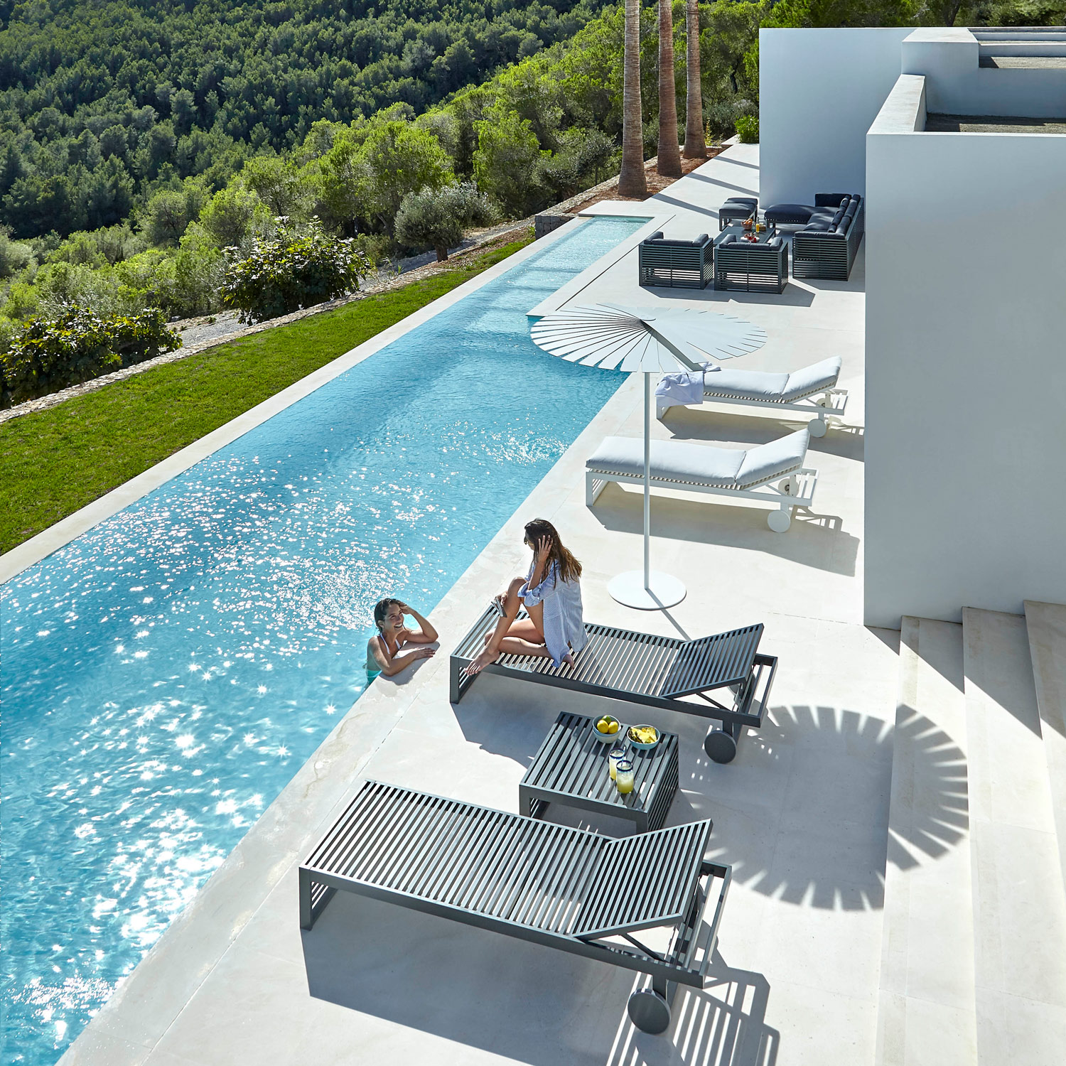 DNA luksuriøse møbler indrettet på terrassen ved poolen fra Gitz Design og Gandia Blasco