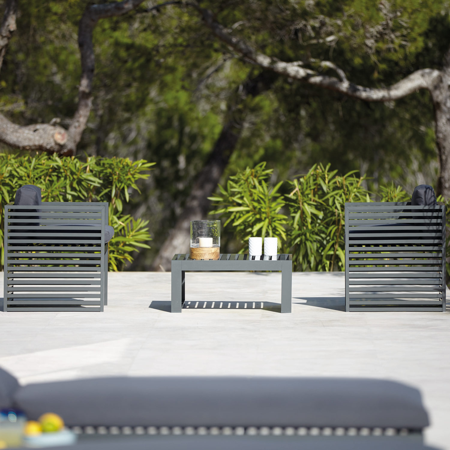 DNA luksuriøse møbler og lænestol med lavt bord på terrassen fra Gitz Design og Gandia Blasco