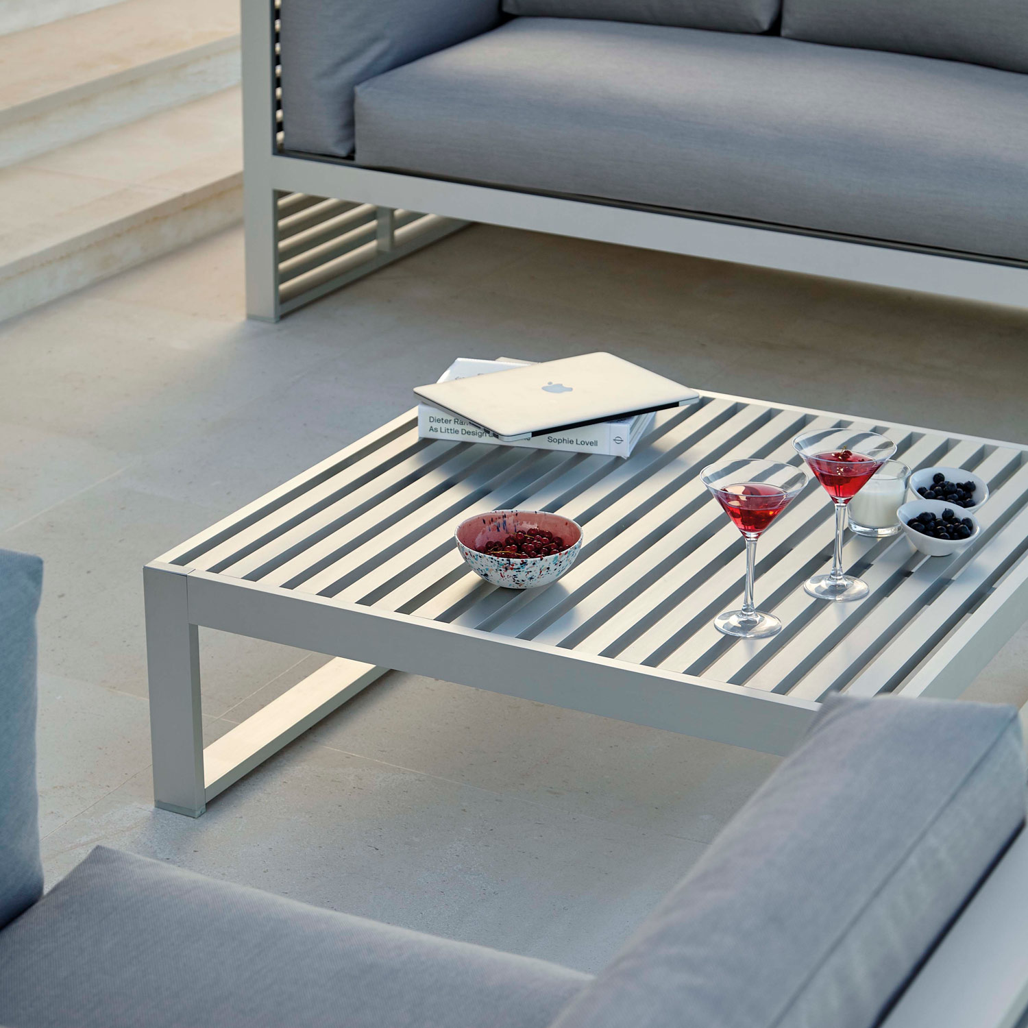 DNA luksuriøse møbler med det lave sofabord i anodiseret aluminium fra Gitz Design og Gandia Blasco