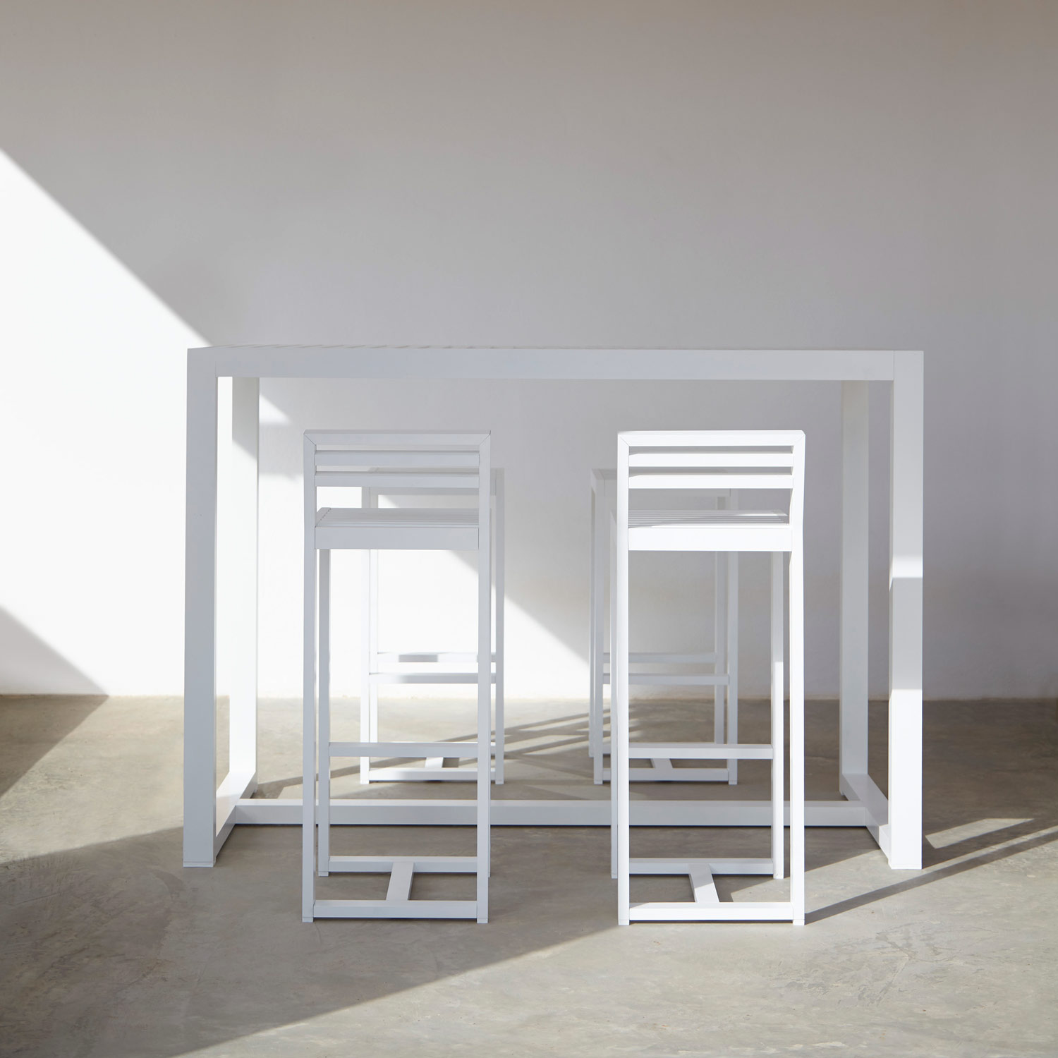 DNA luksuriøse møbler med det skønne barbord og barstole lakeret i hvidt fra Gitz Design og Gandia Blasco