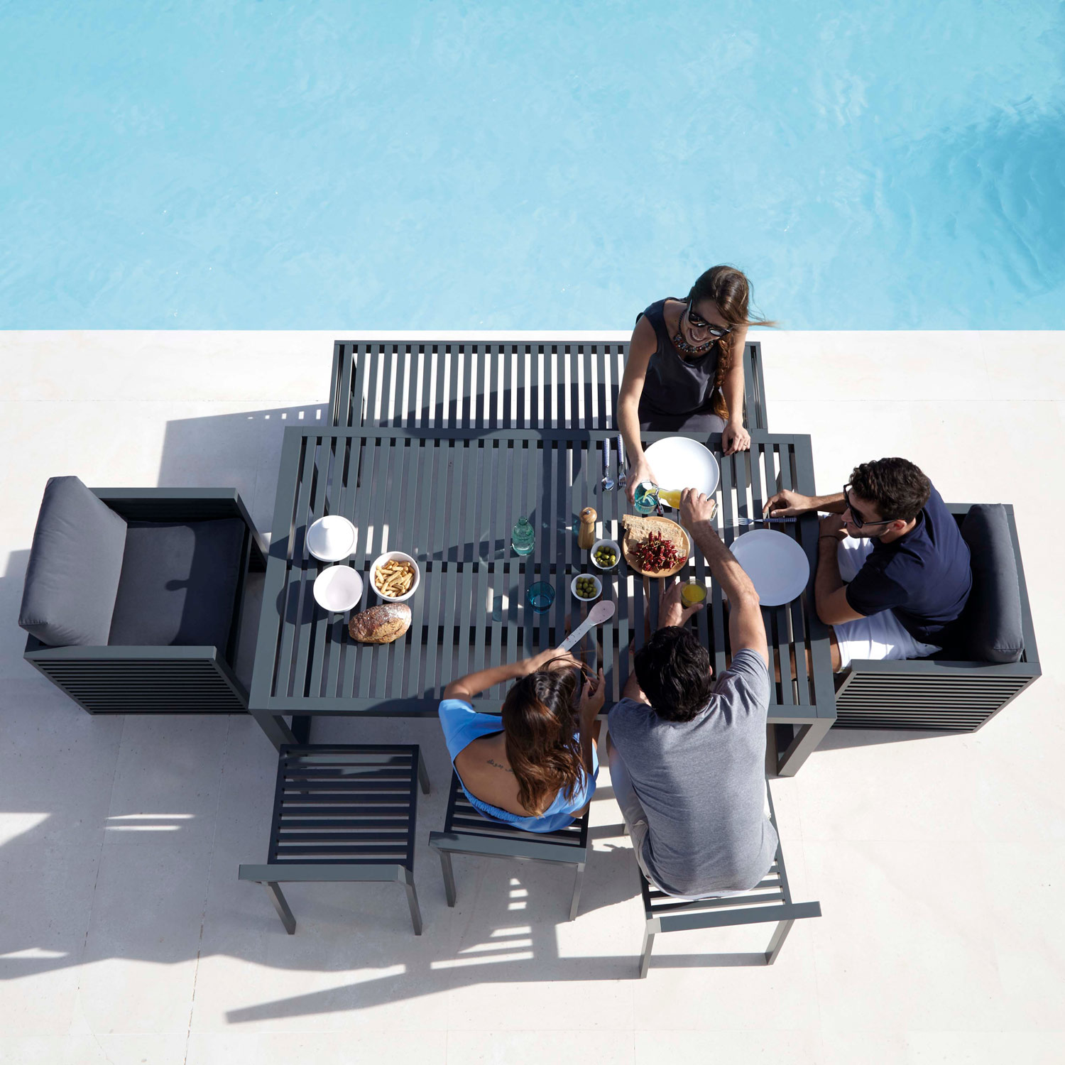 DNA luksuriøse møbler og middag ved poolen ved spisebord og stole fra Gitz Design og Gandia Blasco