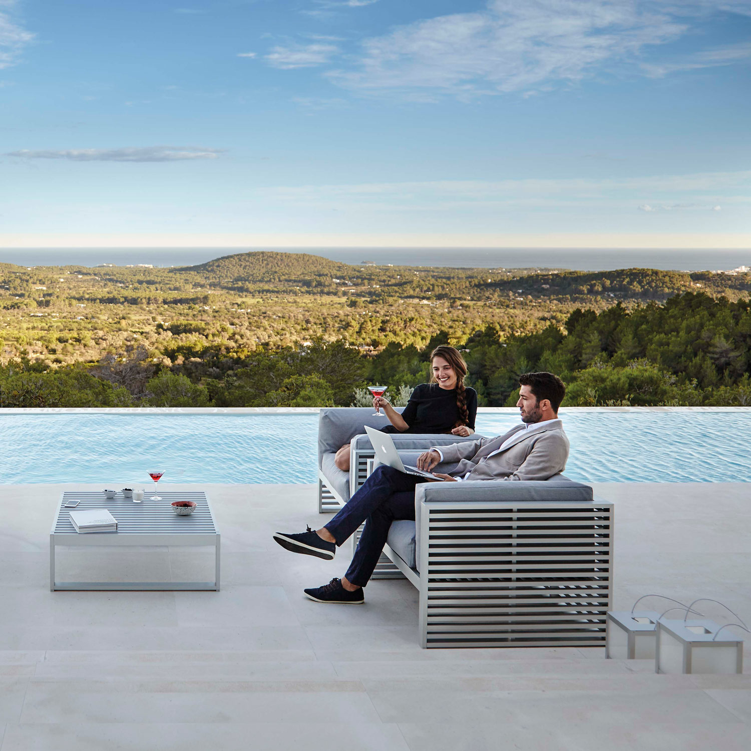 DNA luksuriøse møbler og sofaer på terrassen med udsigt fra Gitz Design og Gandia Blasco