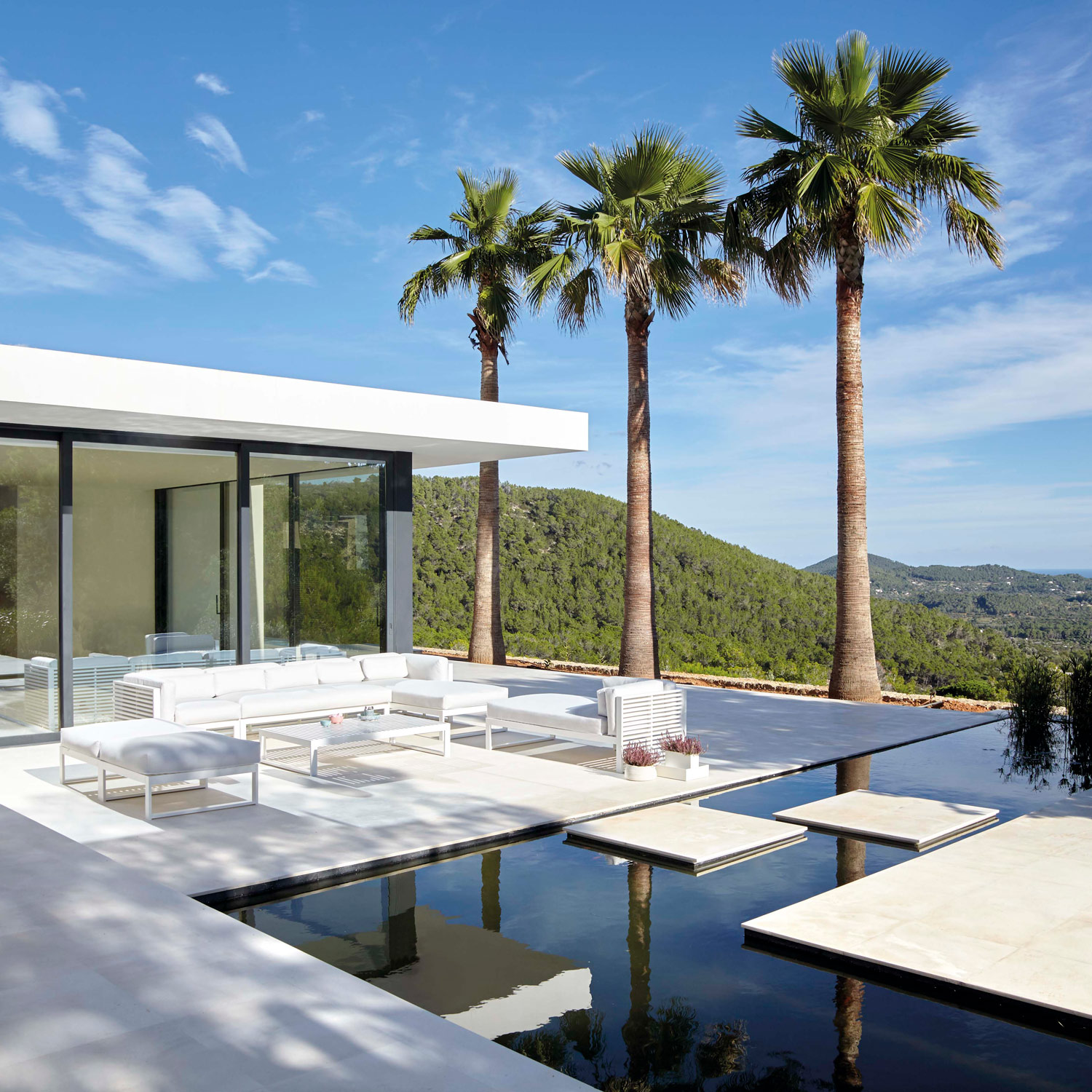 DNA luksuriøse møbler på den flotte terrasse med lounge sofa og unik udsigt fra Gitz Design og Gandia Blasco
