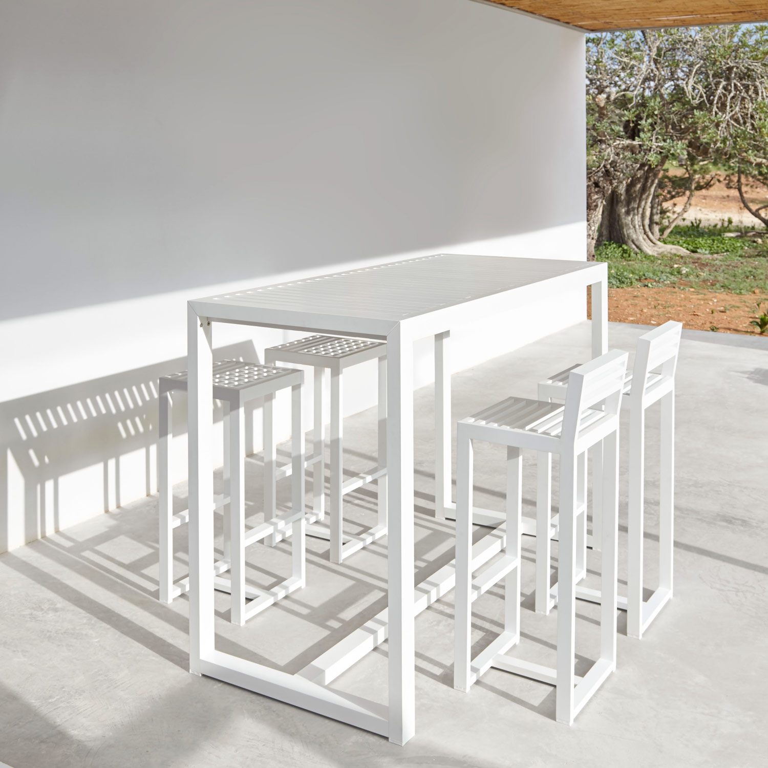 DNA luksuriøse møbler skab den dejlige spiseplads med barbord og barstol fra Gitz Design og Gandia Blasco
