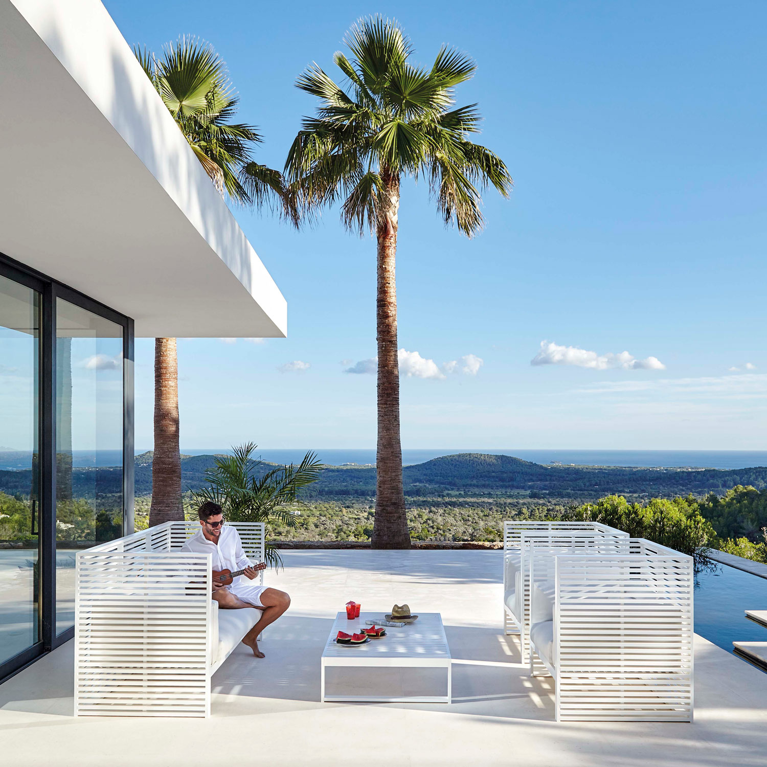 DNA luksuriøse møbler skaber det unikke loungeområde med sofaer og lænestole fra Gitz Design og Gandia Blasco