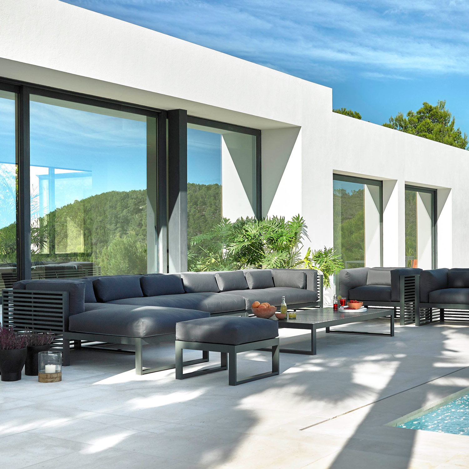 DNA luksuriøse møbler til det fantastiske loungeområde med sofaer i aluminium fra Gitz Design og Gandia Blasco