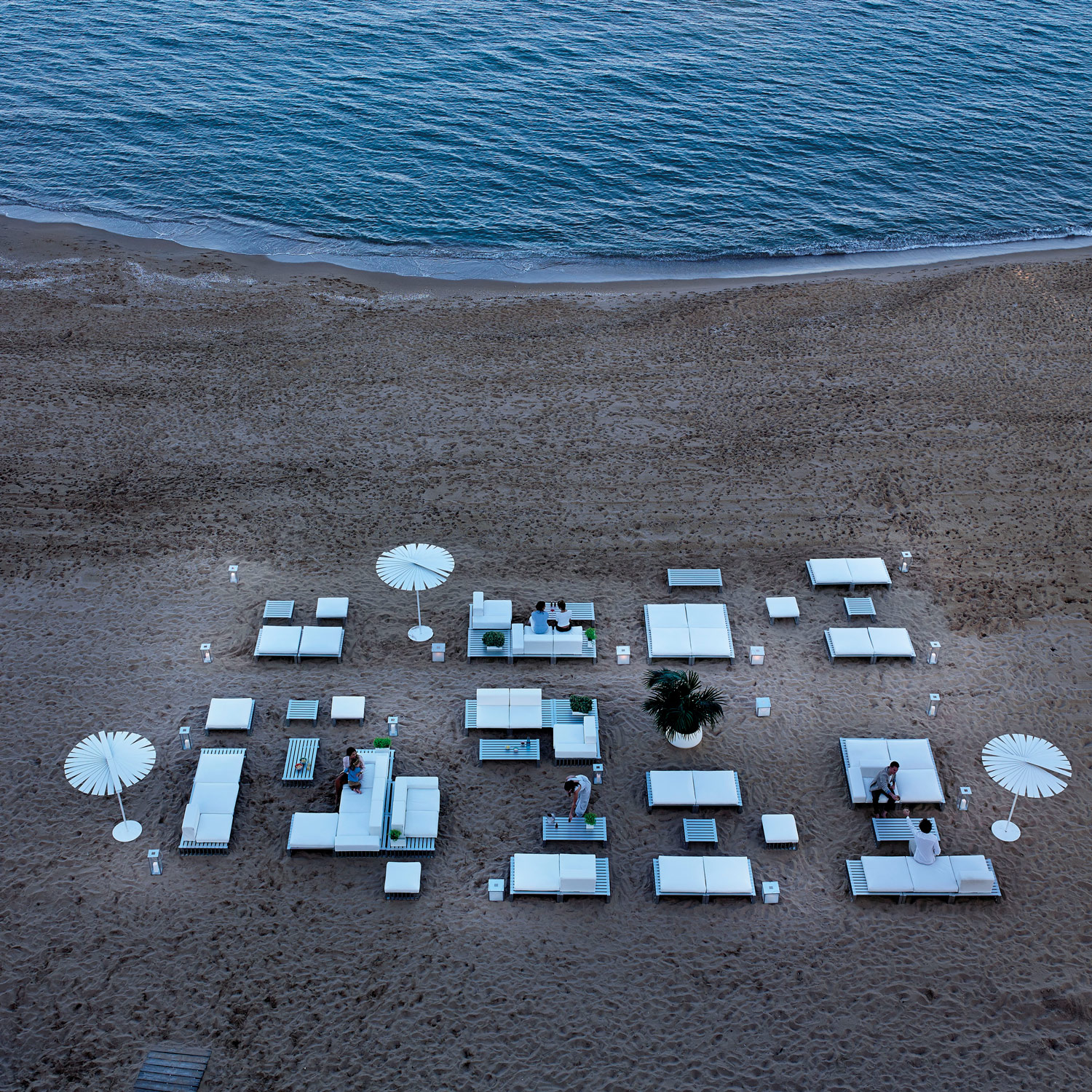 Docks modulsofa opstillet i skumringen på stranden fra Gitz Design og Gandia Blasco
