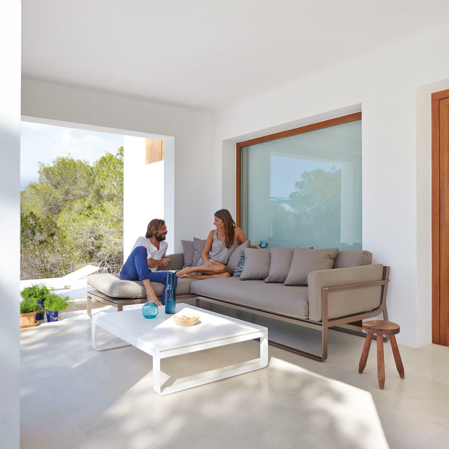 Flat loungemøbler i bronze og hvid giver den perfekte indretning på terrassen fra Gitz Design og Gandia Blasco
