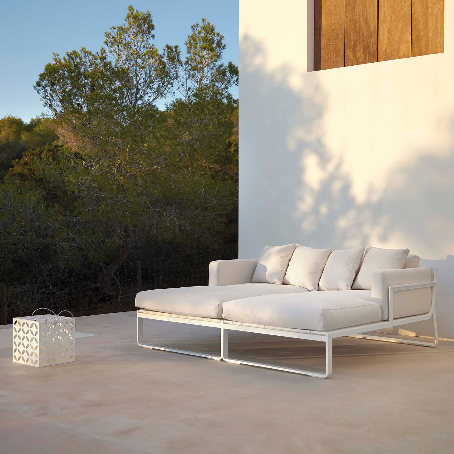 Flat loungemøbler med den elegante sofa der kan sættes sammen som man vil fra Gitz Design og Gandia Blasco