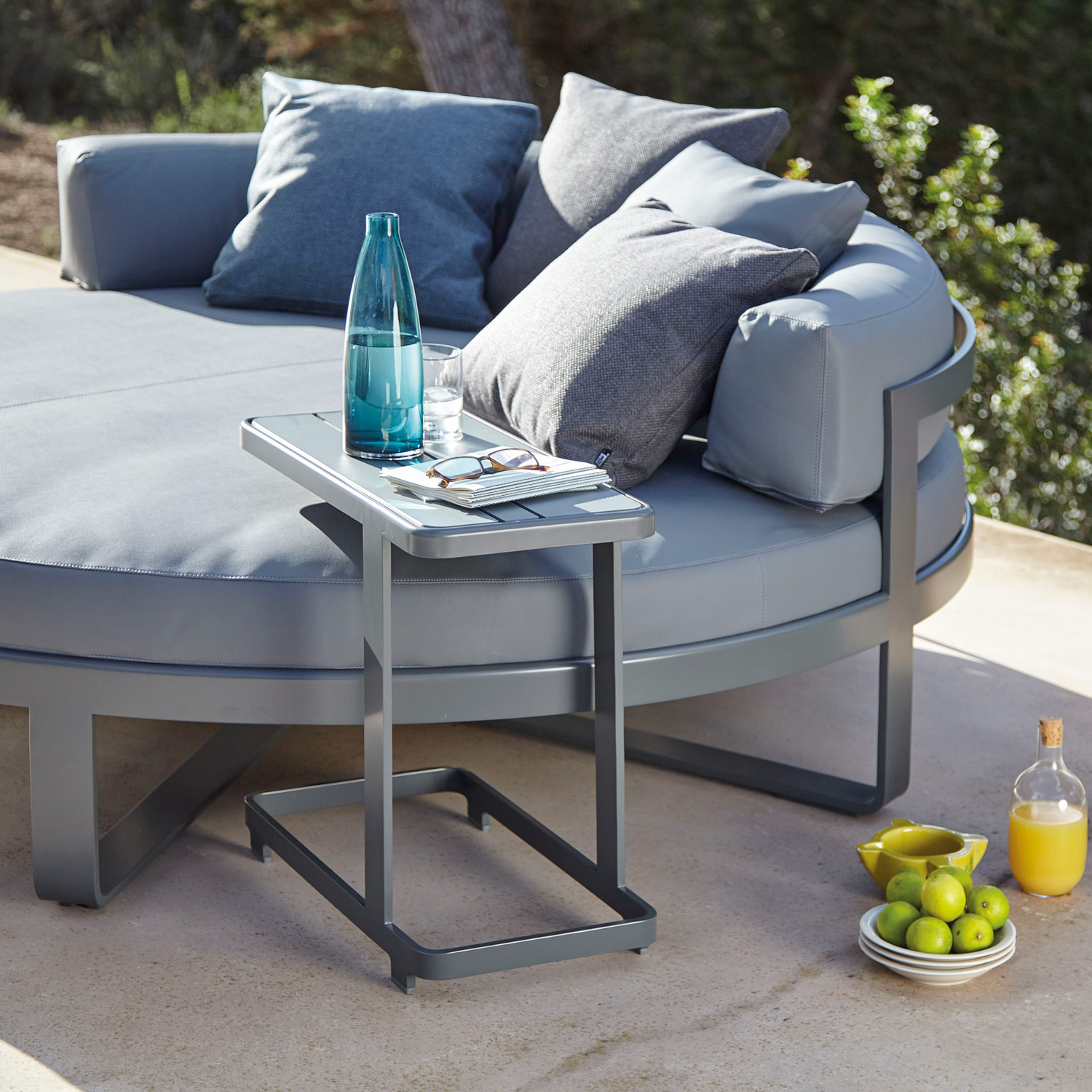Flat loungemøbler med den runde loungesofa og det enkle sidebord fra Gitz Design og Gandia Blasco