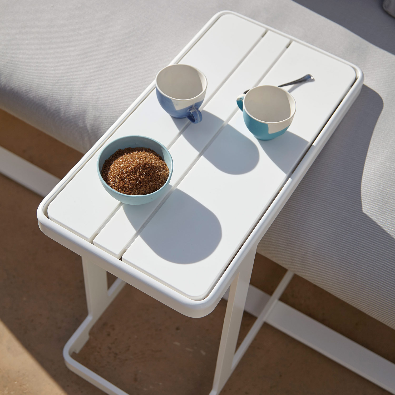 Flat loungemøbler med sidebord til kaffen på terrassen fra Gitz Design og Gandia Blasco