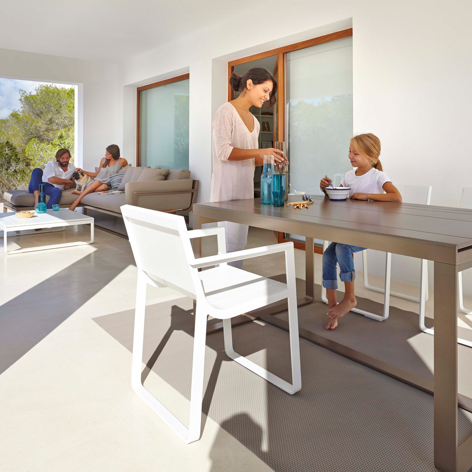 Flat loungemøbler med spisebord og spisebordsstol i hvid fra Gitz Design og Gandia Blasco