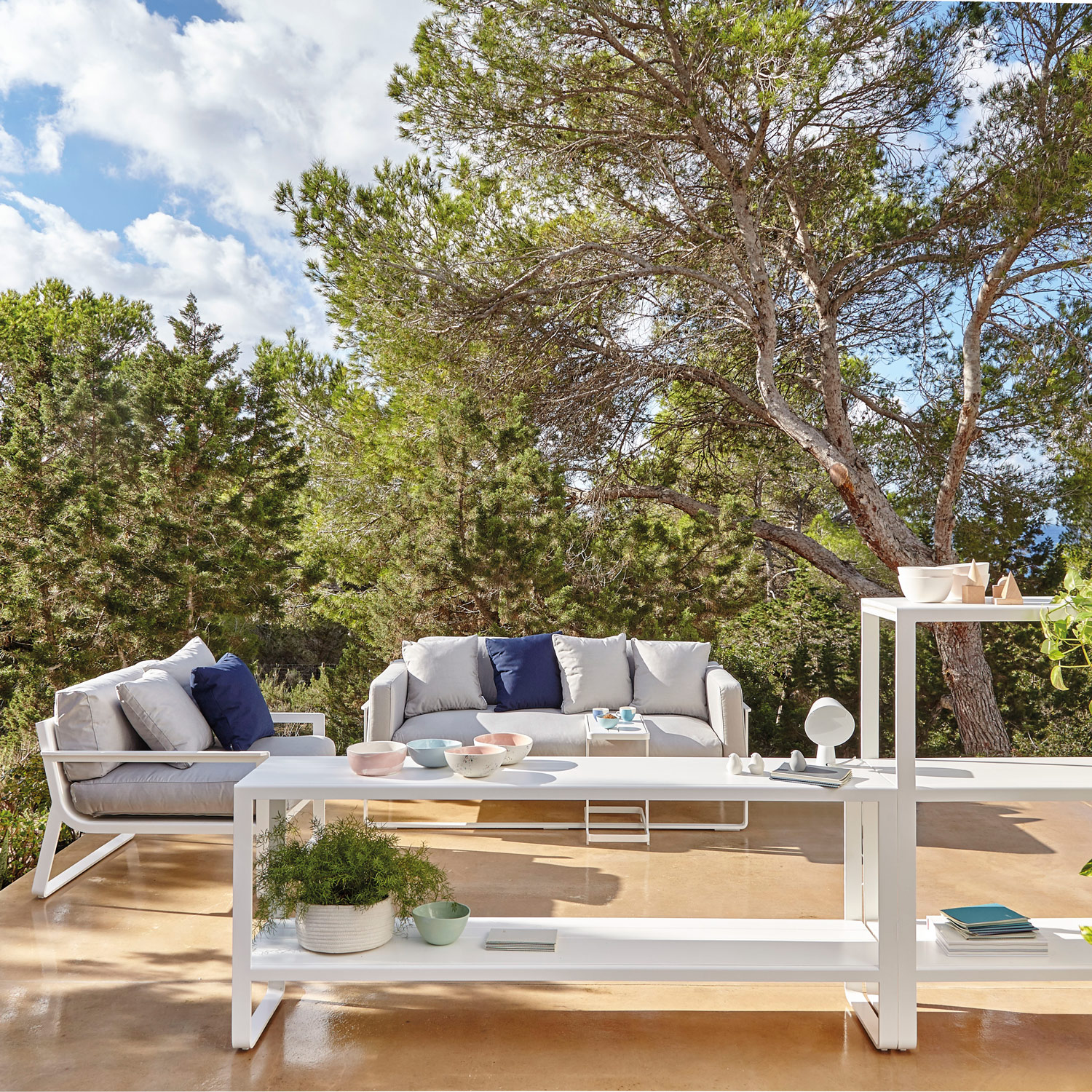 Flat loungemøbler og det flotte reolsystem til både ude og inde fra Gitz Design og Gandia Blasco