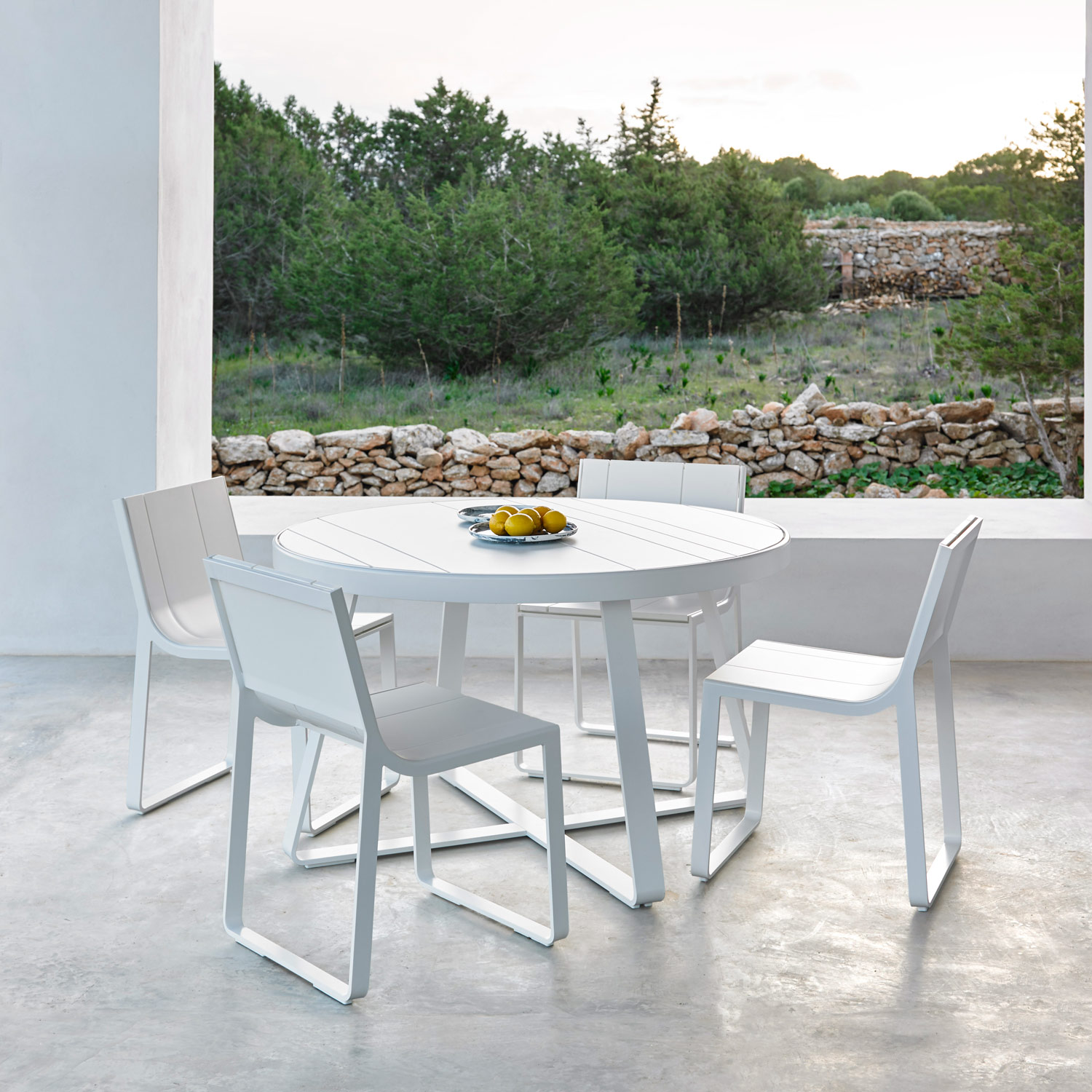 Flat loungemøbler og det runde spisebord med de enkle stole fra Gitz Design og Gandia Blasco