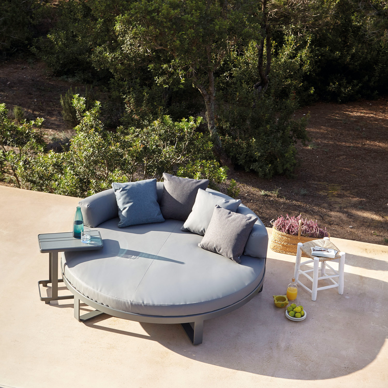 Flat loungemøbler skaber en unik indretning på terrassen fra Gitz Design og Gandia Blasco
