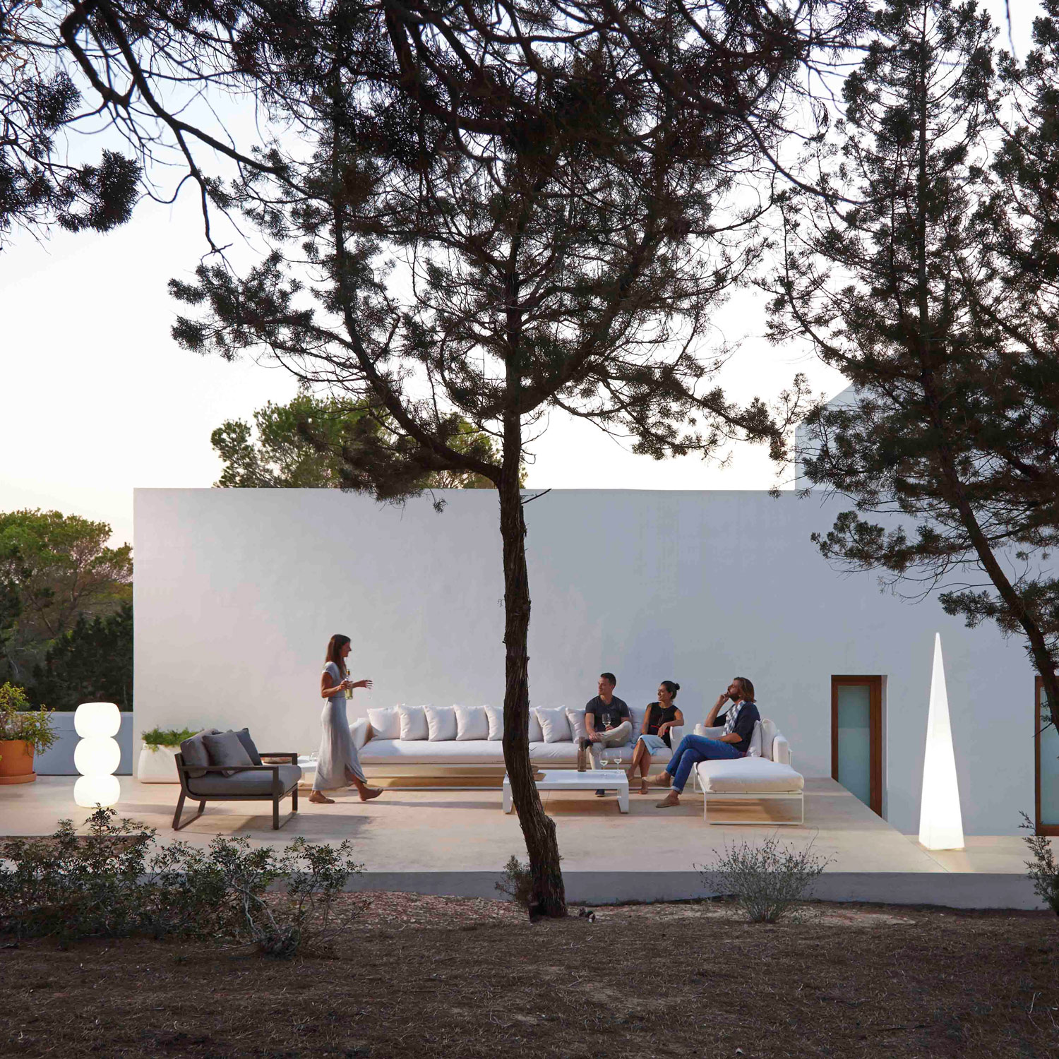 Flat loungemøbler til hygge på terrassen på en sommeraften fra Gitz Design og Gandia Blasco