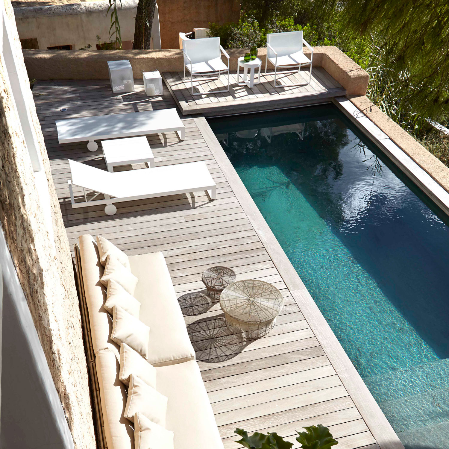 Flat loungemøbler ved poolen giver ren nydelse og afslapning fra Gitz Design og Gandia Blasco