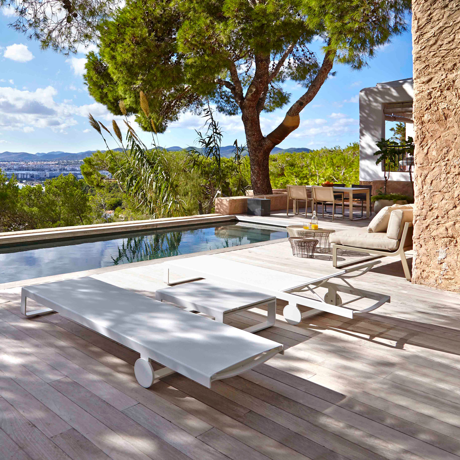 Flat Textil udendørsmøbler indrettet på terrassen ved poolen fra Gitz Design og Gandia Blasco