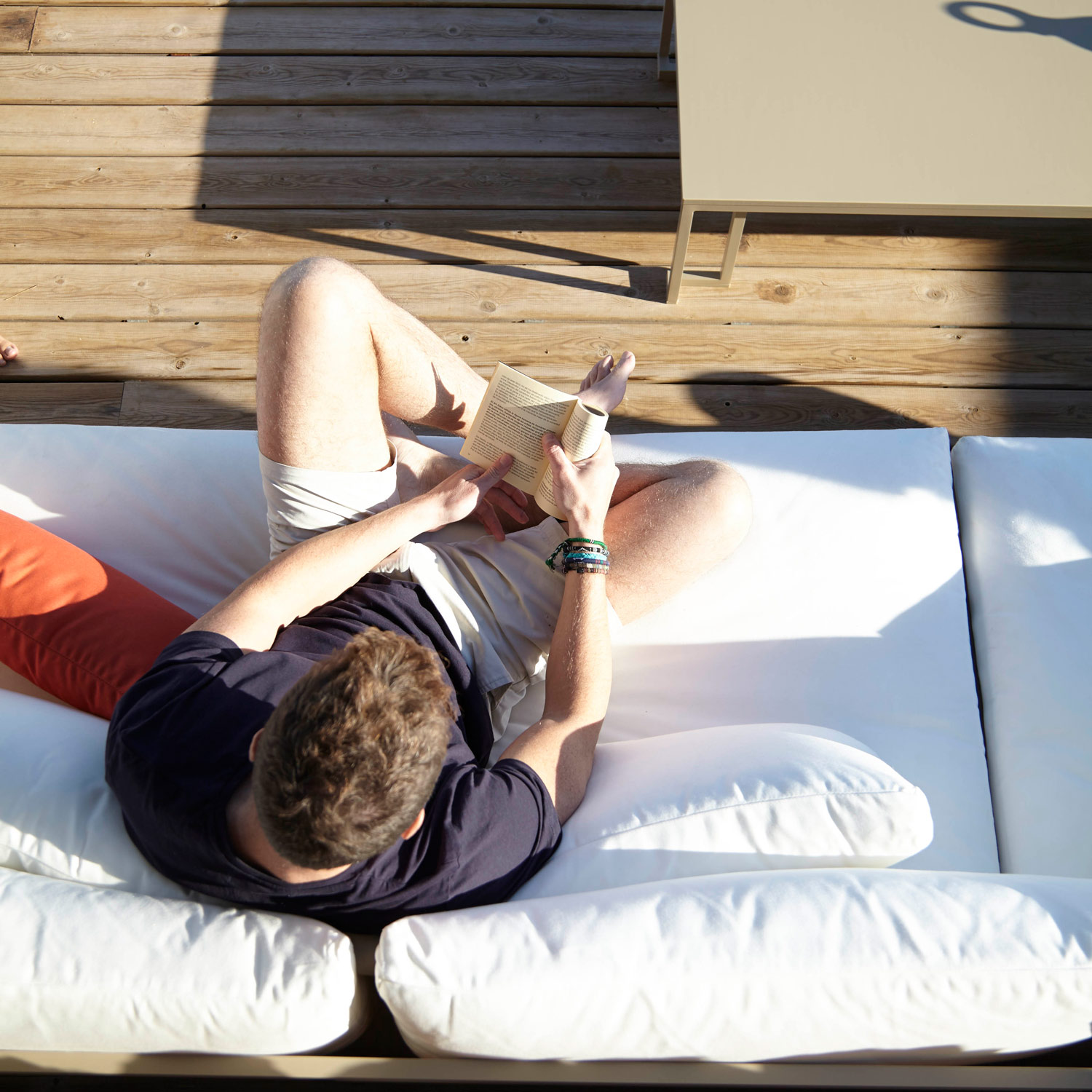 Jian chaiselong sofa indbyder til stille stunder med bogen på terrassen fra Gitz Design og Gandia Blasco