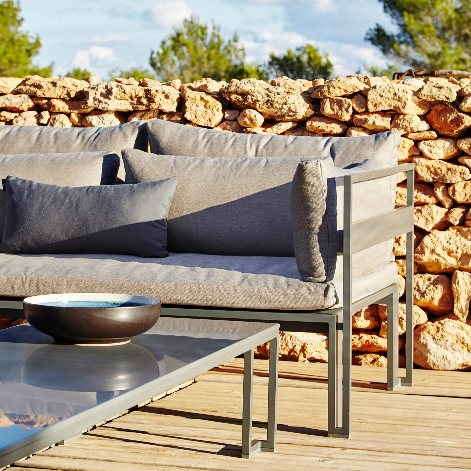 Jian chaiselong sofa og sofabord i det unikke design og detaljer fra Gitz Design og Gandia Blasco