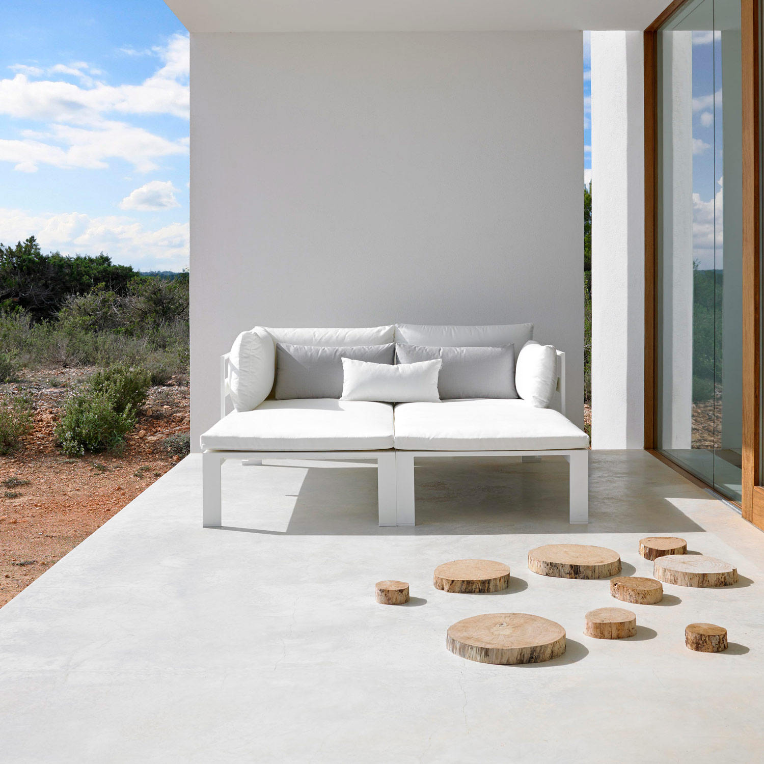 Jian chaiselong sofa sammensat af 2 sofa modul 2 på terrassen fra Gitz Design og Gandia Blasco