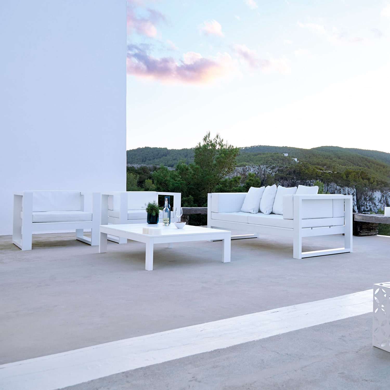 Na Xemena havemøbler loungesæt er hvide havemøbler i et helt nyt design og kvalitet fra Gitz Design og Gandia Blasco