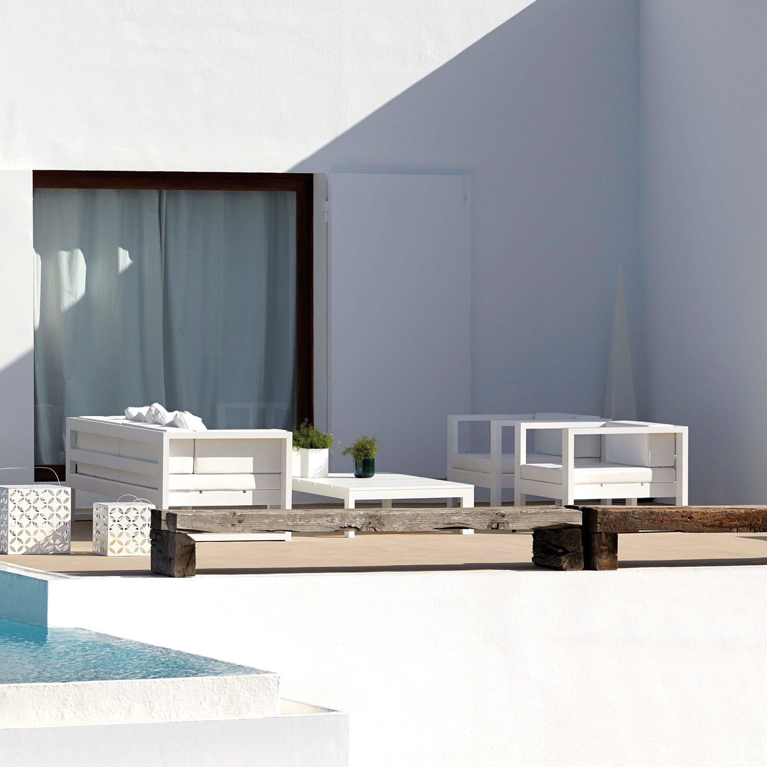 Na Xemena havemøbler loungesæt er hvide møbler i en hidtil uset høj kvalitet fra Gitz Design og Gandia Blasco