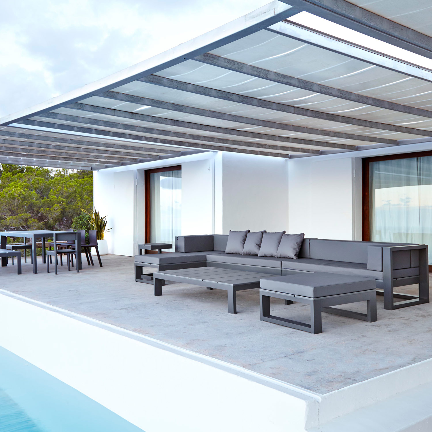 Na Xemena havemøbler loungesæt i den elegante farve antracite og det unikke design fra Gitz Design og Gandia Blasco