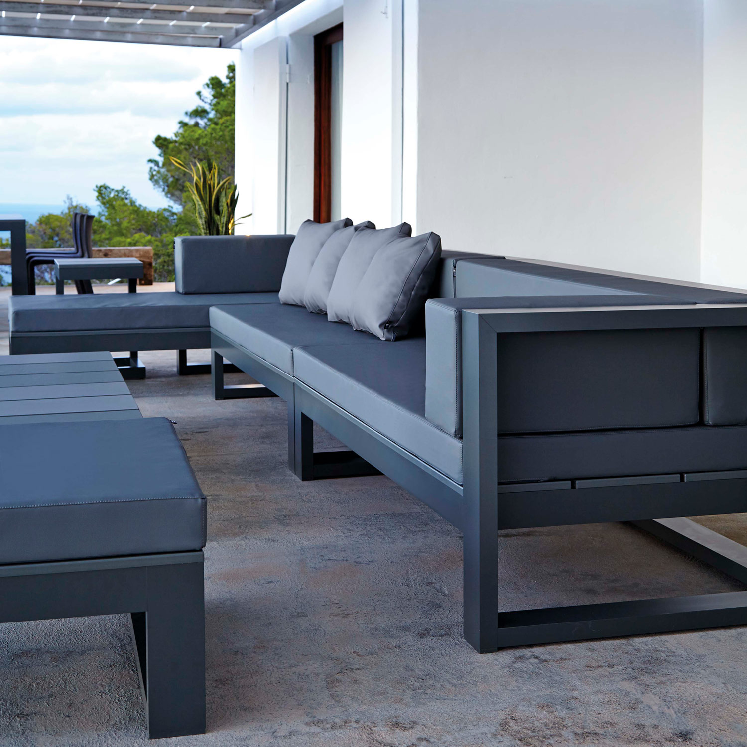 Na Xemena havemøbler loungesæt i det klassiske og minimalistiske design fra Gitz Design og Gandia Blasco