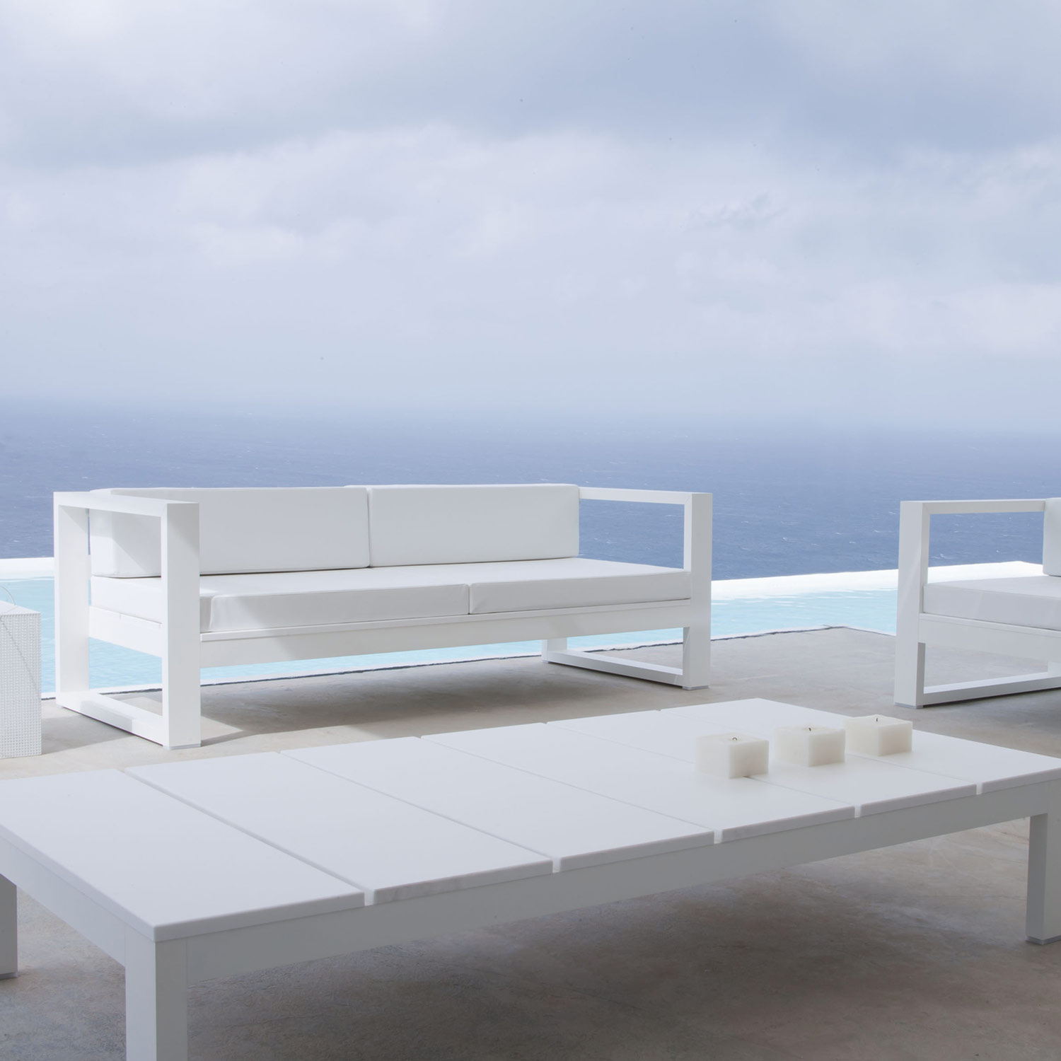 Na Xemena havemøbler loungesæt og sofa med sofabord i skinnende hvidt fra Gitz Design og Gandia Blasco