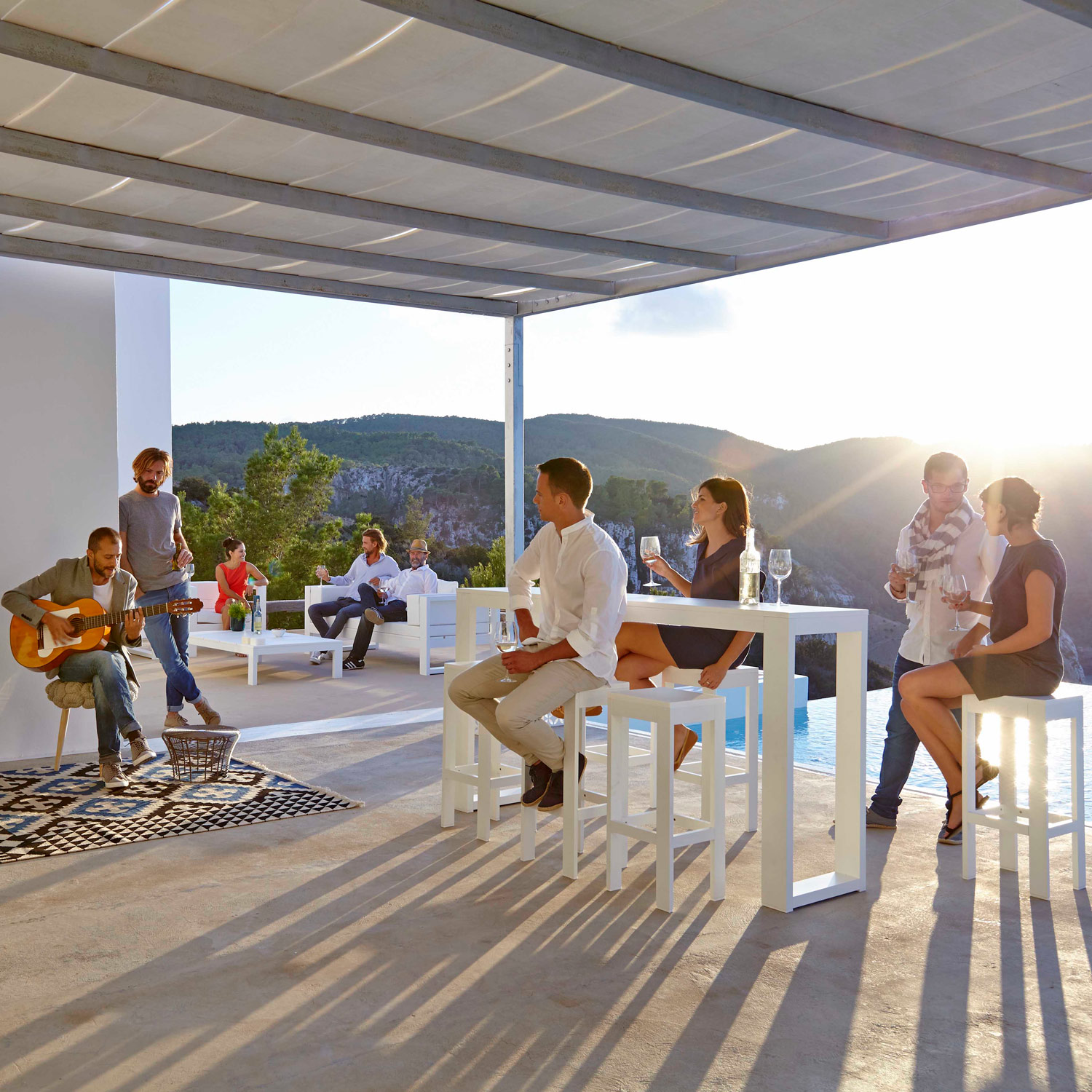 Na Xemena havemøbler loungesæt samler vennerne på terrassen fra Gitz Design og Gandia Blasco