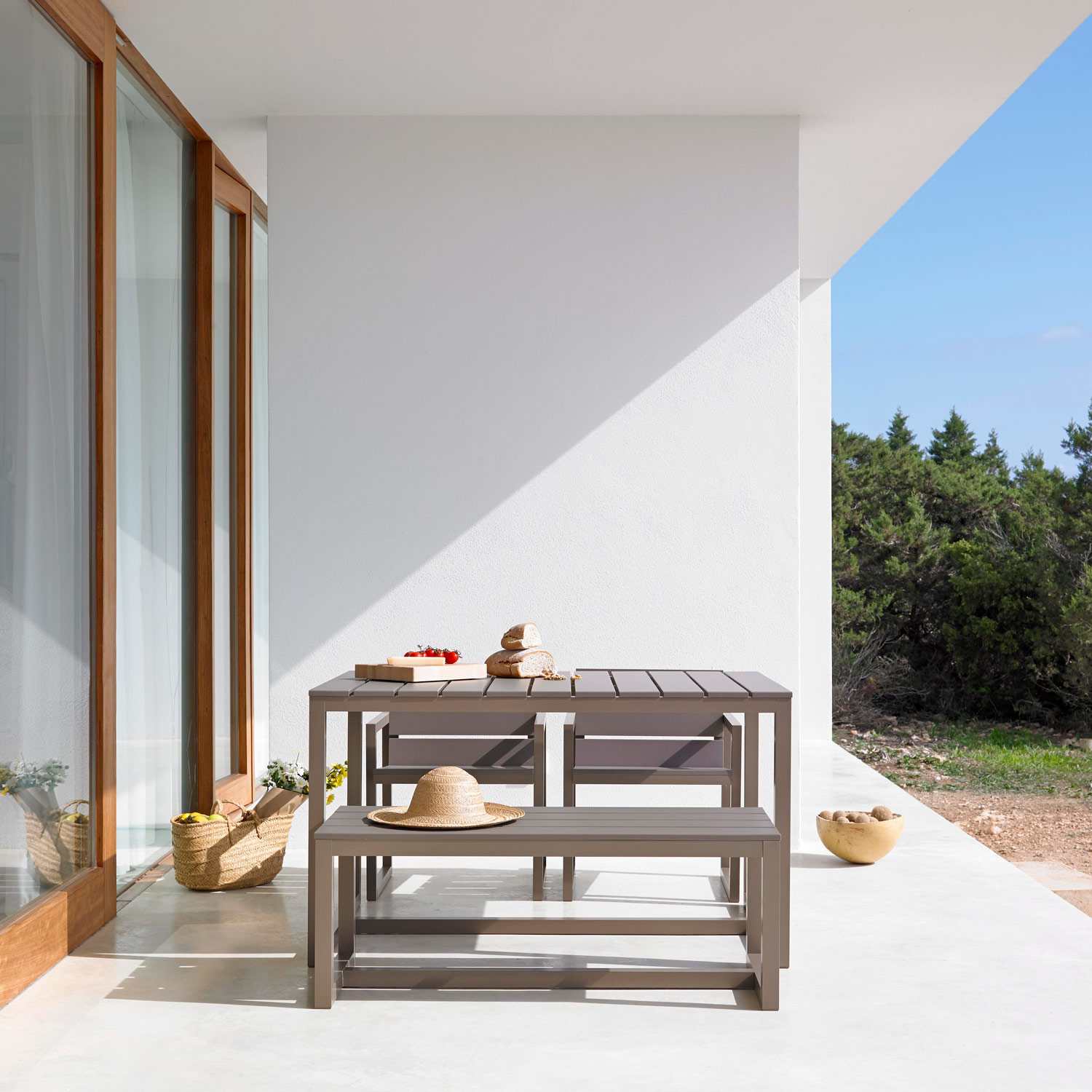 Saler Soft designermøbler spisebord med bænk på terrassen i bronze fra Gitz Design og Gandia Blasco