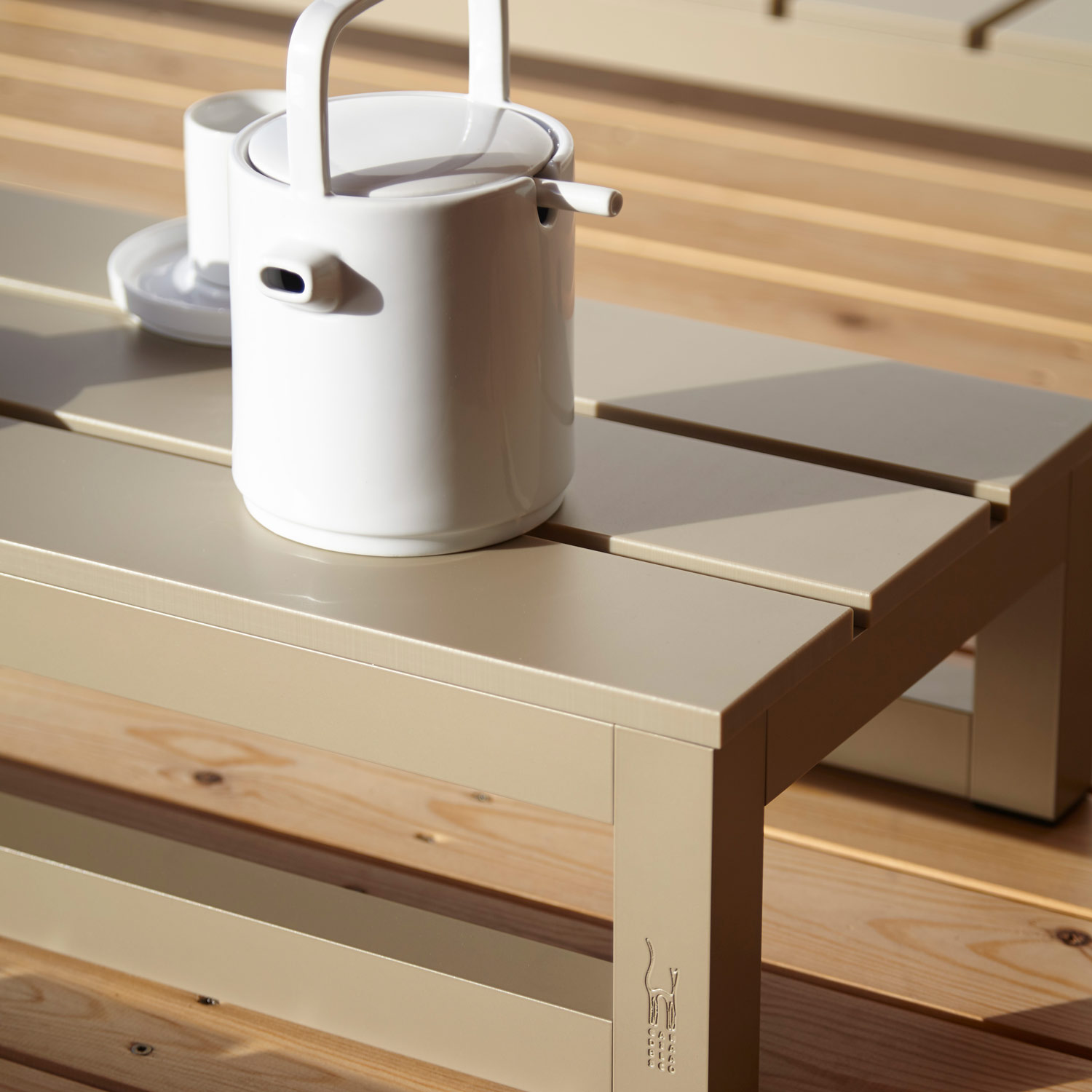 Saler Soft designermøbler med de flotteste detaljer på bordet i sand fra Gitz Design og Gandia Blasco