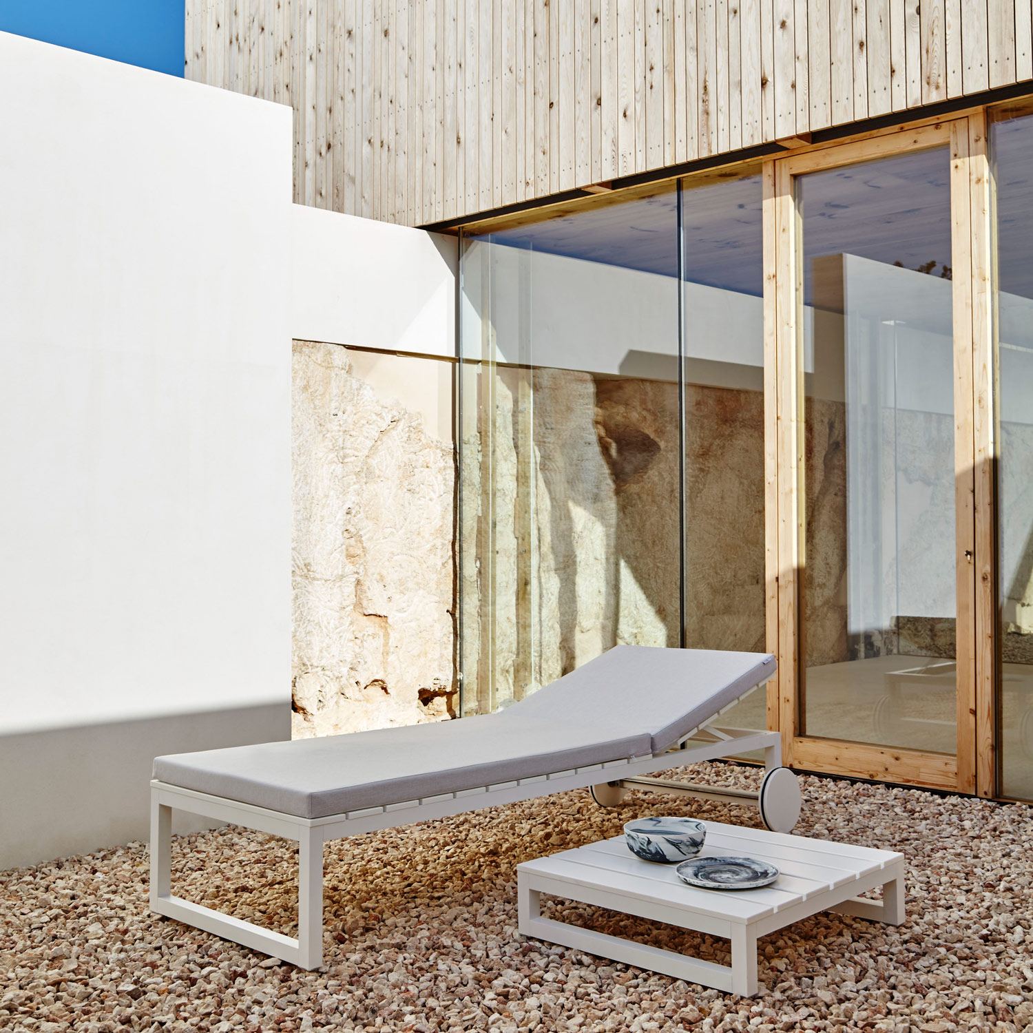 Saler Soft designermøbler liggestol med hynde og med bord i hvid fra Gitz Design og Gandia Blasco