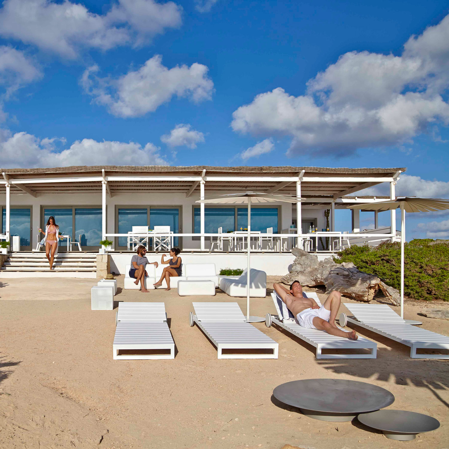 Saler Soft designermøbler og liggestole i hvid på stranden fra Gitz Design og Gandia Blasco