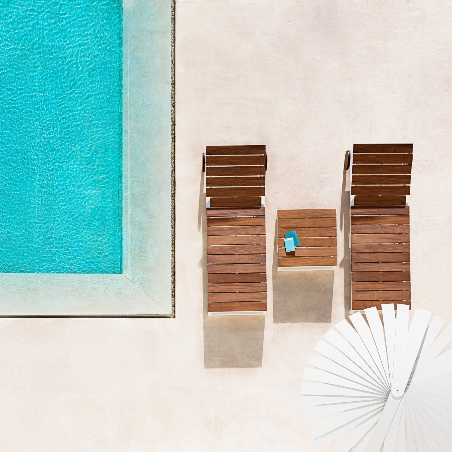 Saler Soft designermøbler liggestole med bord i teak ved poolen fra Gitz Design og Gandia Blasco