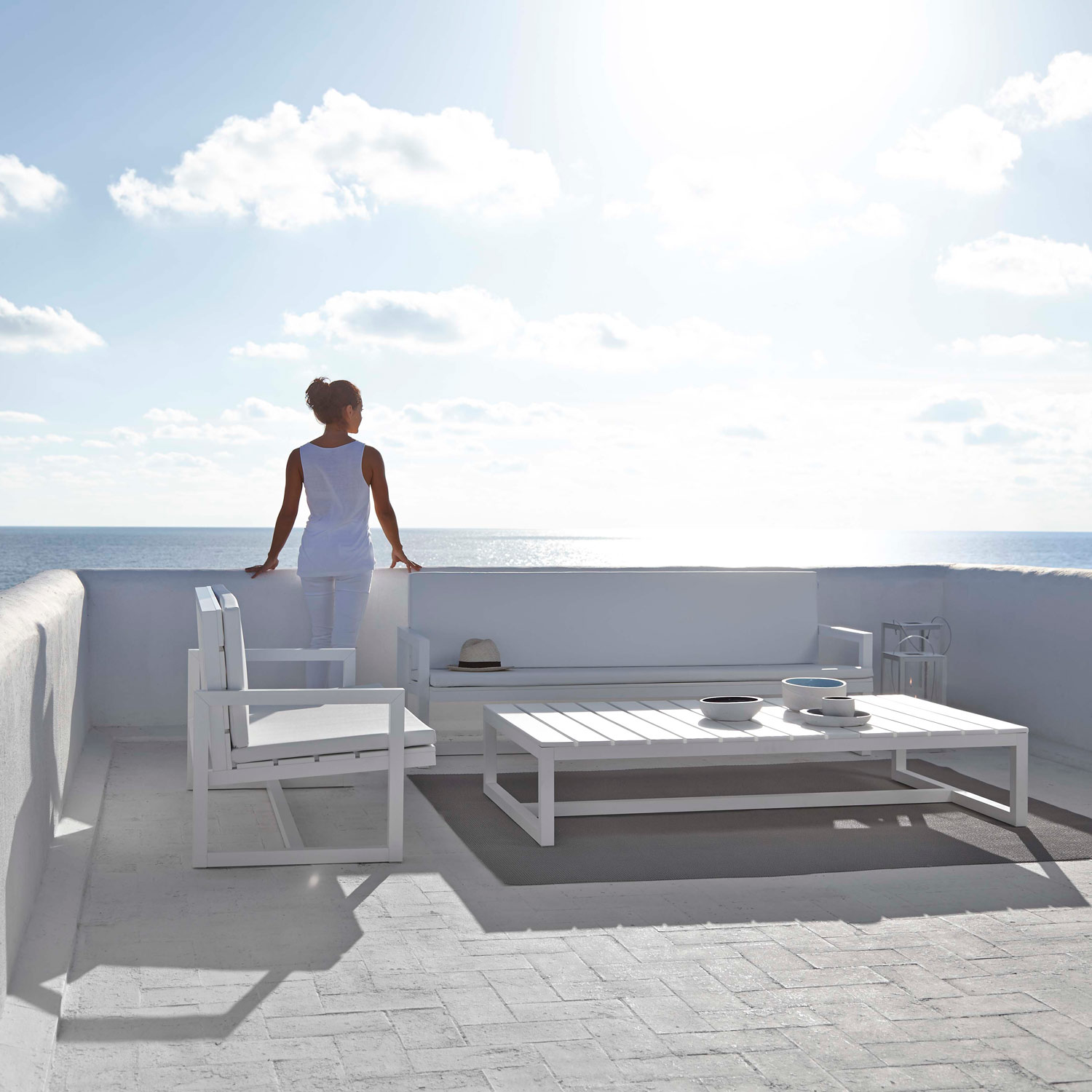 Saler Soft designermøbler med udsigt over havet med sofaer og lænestol fra Gitz Design og Gandia Blasco