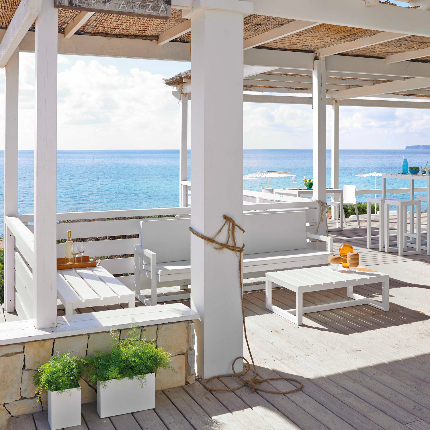 Saler Soft designermøbler på terrassen med sofa og sofabord med havudsigt fra Gitz Design og Gandia Blasco