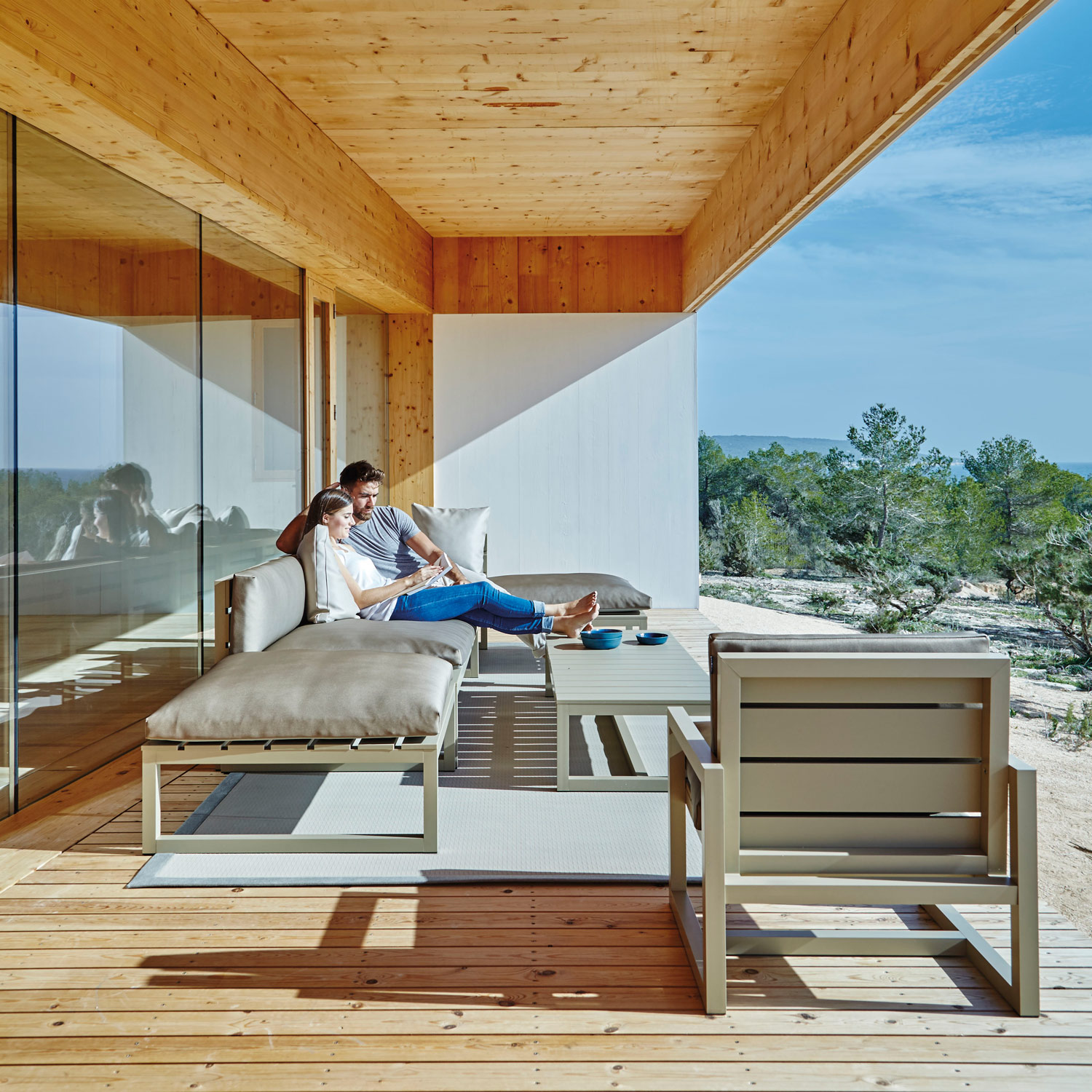Saler Soft designermøbler på terrassen med sofa og lænestol i bronze fra Gitz Design og Gandia Blasco