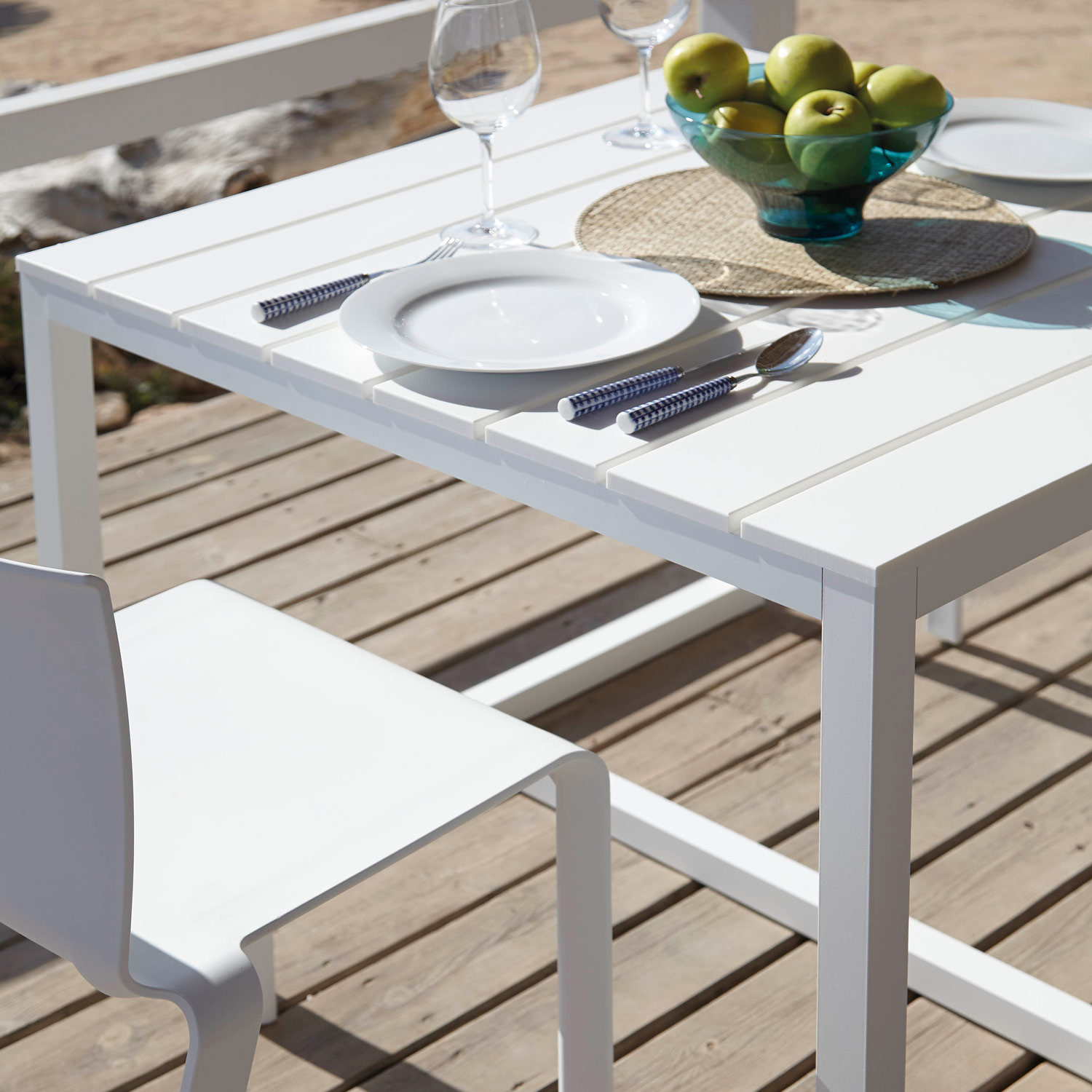 Saler Soft designermøbler med det enkle spisebord på terrassen fra Gitz Design og Gandia Blasco