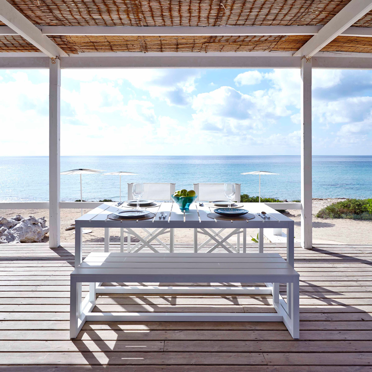 Saler Soft designermøbler med bænk og spisebord og udsigt over strand og vand fra Gitz Design og Gandia Blasco