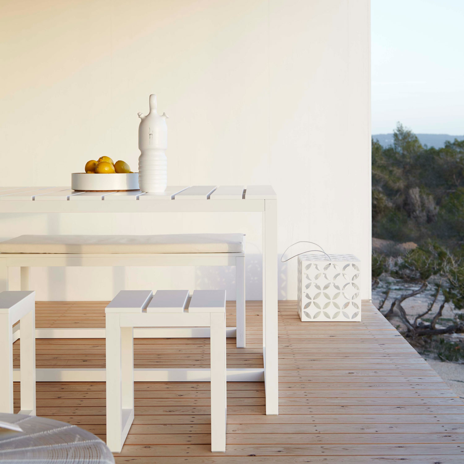 Saler Soft designermøbler med bænk og spisebord på terrassen fra Gitz Design og Gandia Blasco