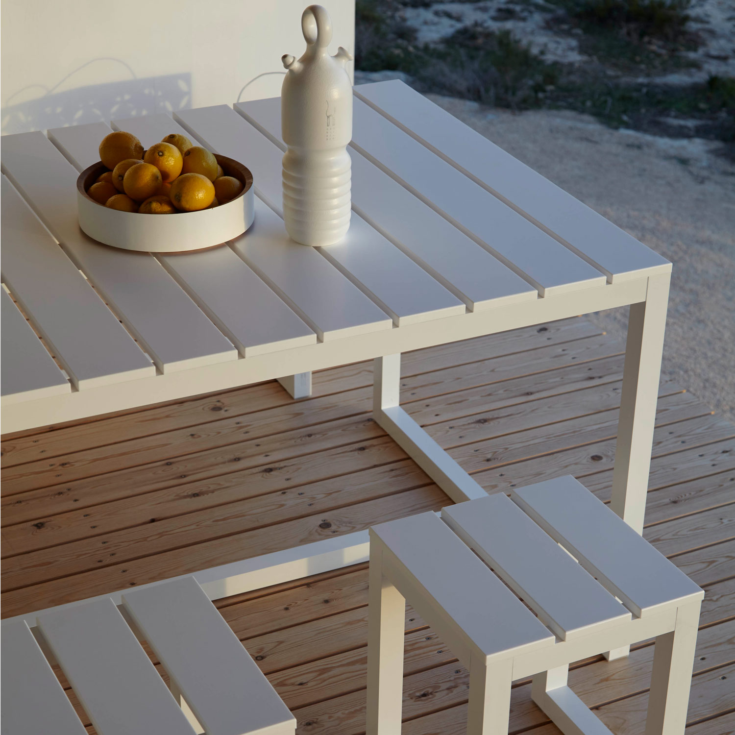 Saler Soft designermøbler med spisebord og skammel i hvid fra Gitz Design og Gandia Blasco