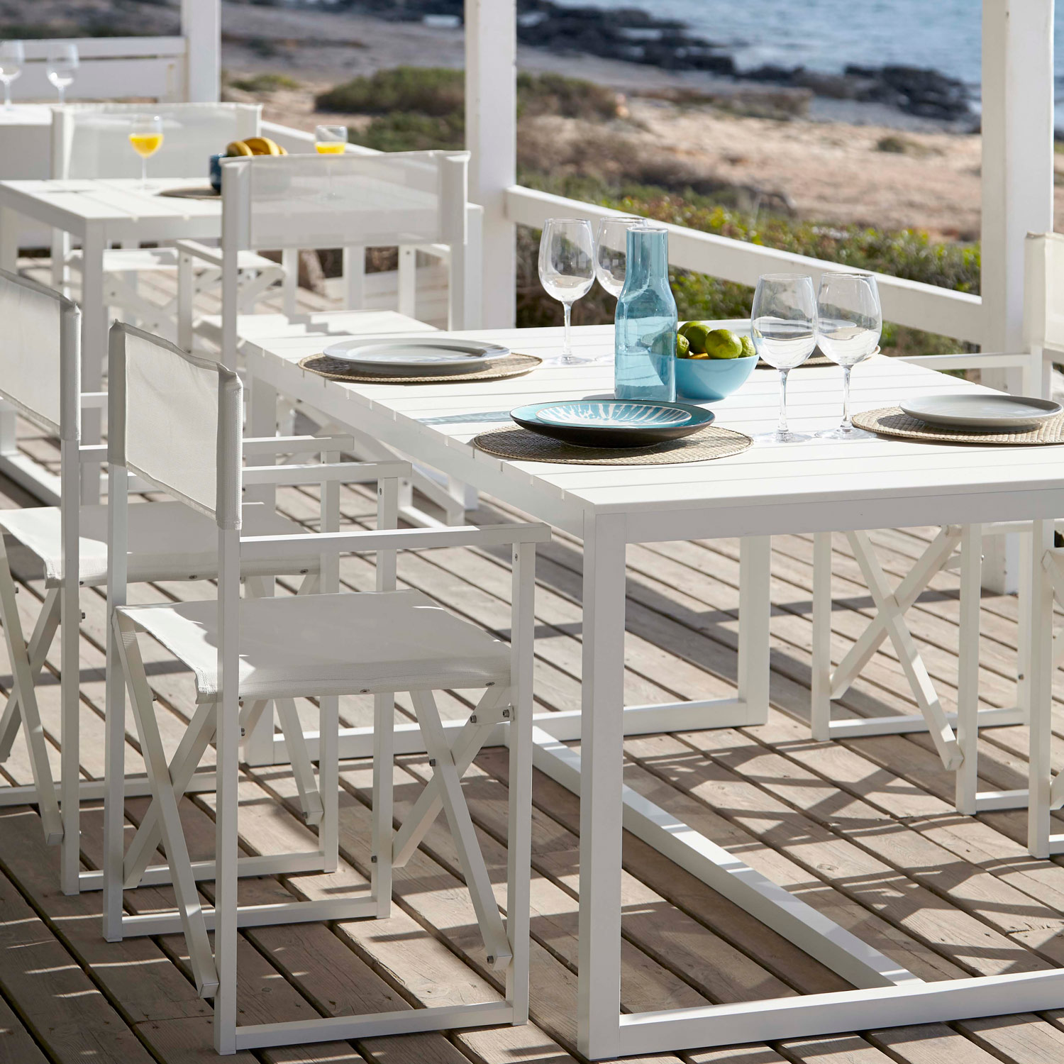 Saler Soft designermøbler ved stranden i hvid fra Gitz Design og Gandia Blasco