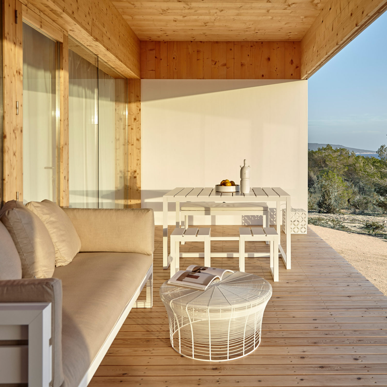 Saler Soft designermøbler med sofa og spisebord på terrassen fra Gitz Design og Gandia Blasco