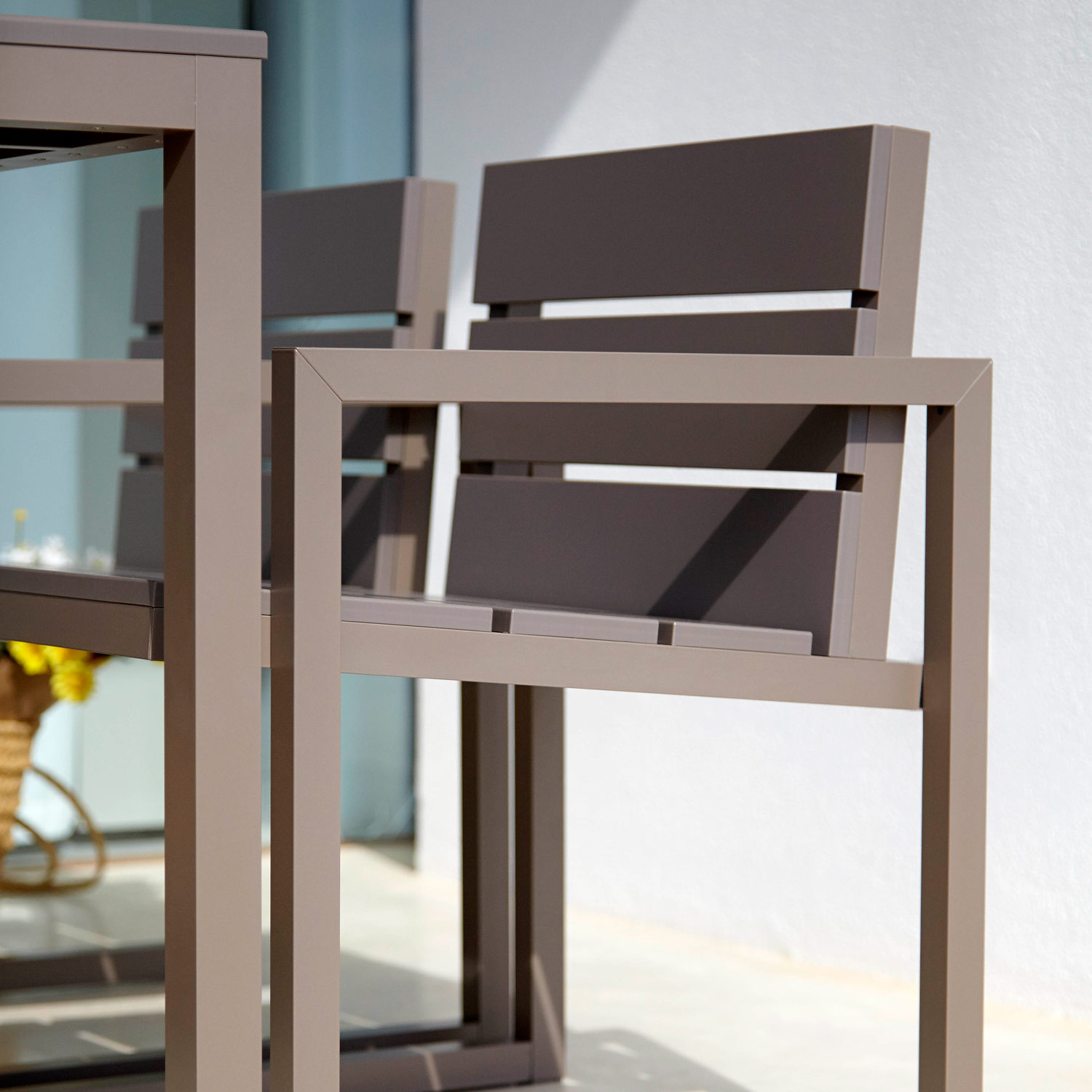 Saler Soft designermøbler med spisebord og spisebordsstole i bronze fra Gitz Design og Gandia Blasco
